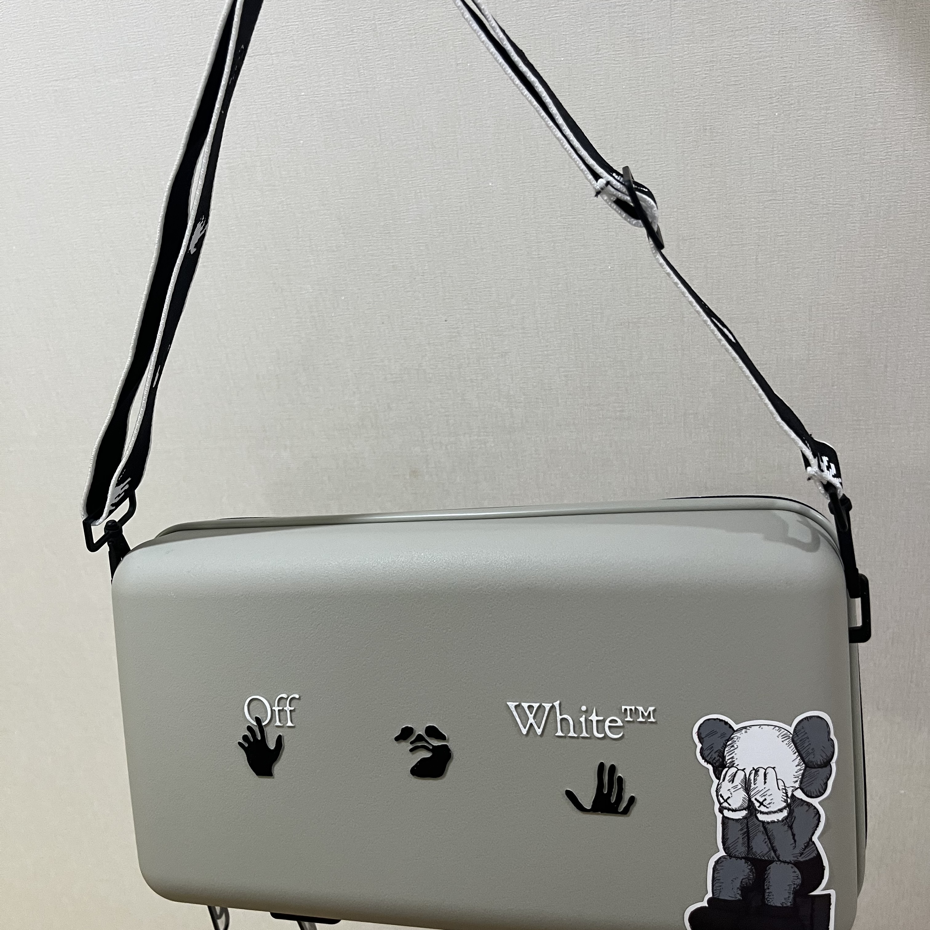 Off-White x Amore Pacific Protection Box (Without Cosmetics) 착용 스타일 - 3