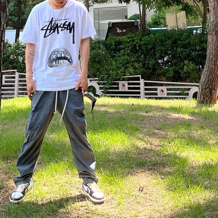 Stussy x Rick Owens 40 WT T-Shirt, Jordan 1 x Travis Scott x Fragment Retro Low OG SP Military Blue 착용 스타일 - 2