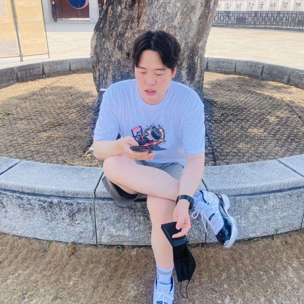 Supreme Crash T-Shirt White - 21FW, IAB Studio Woven Shorts Gray 착용 스타일