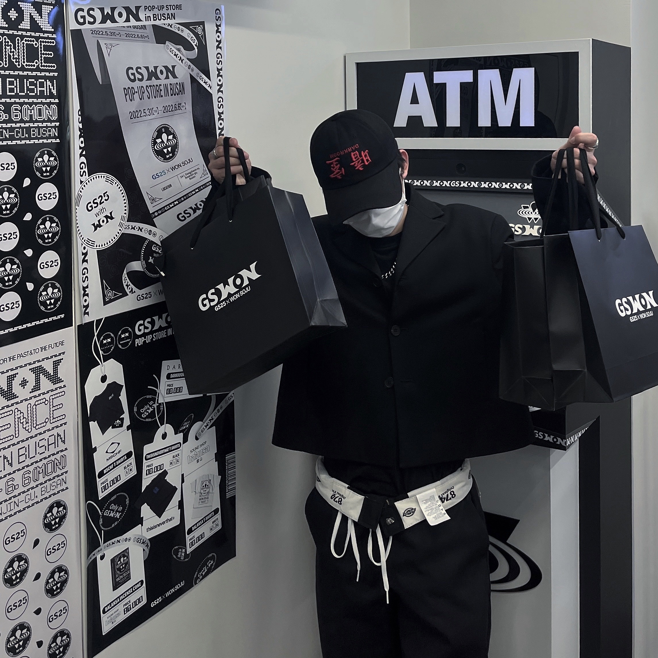 Darkr8m Studio Upside Down Red Logo Cap 착용 스타일