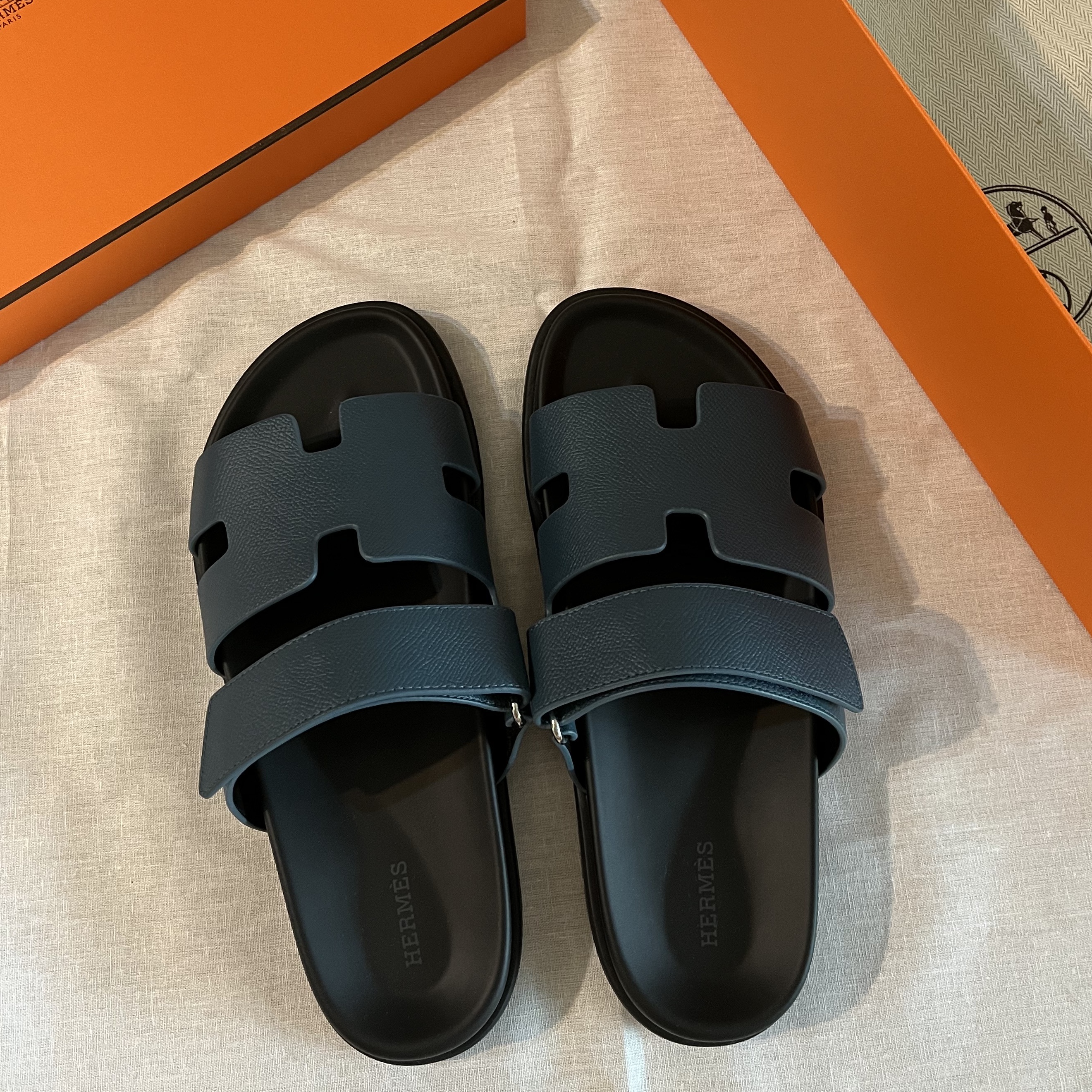 Hermes Chypre Sandal Epsom & Bleu Canard 착용 스타일