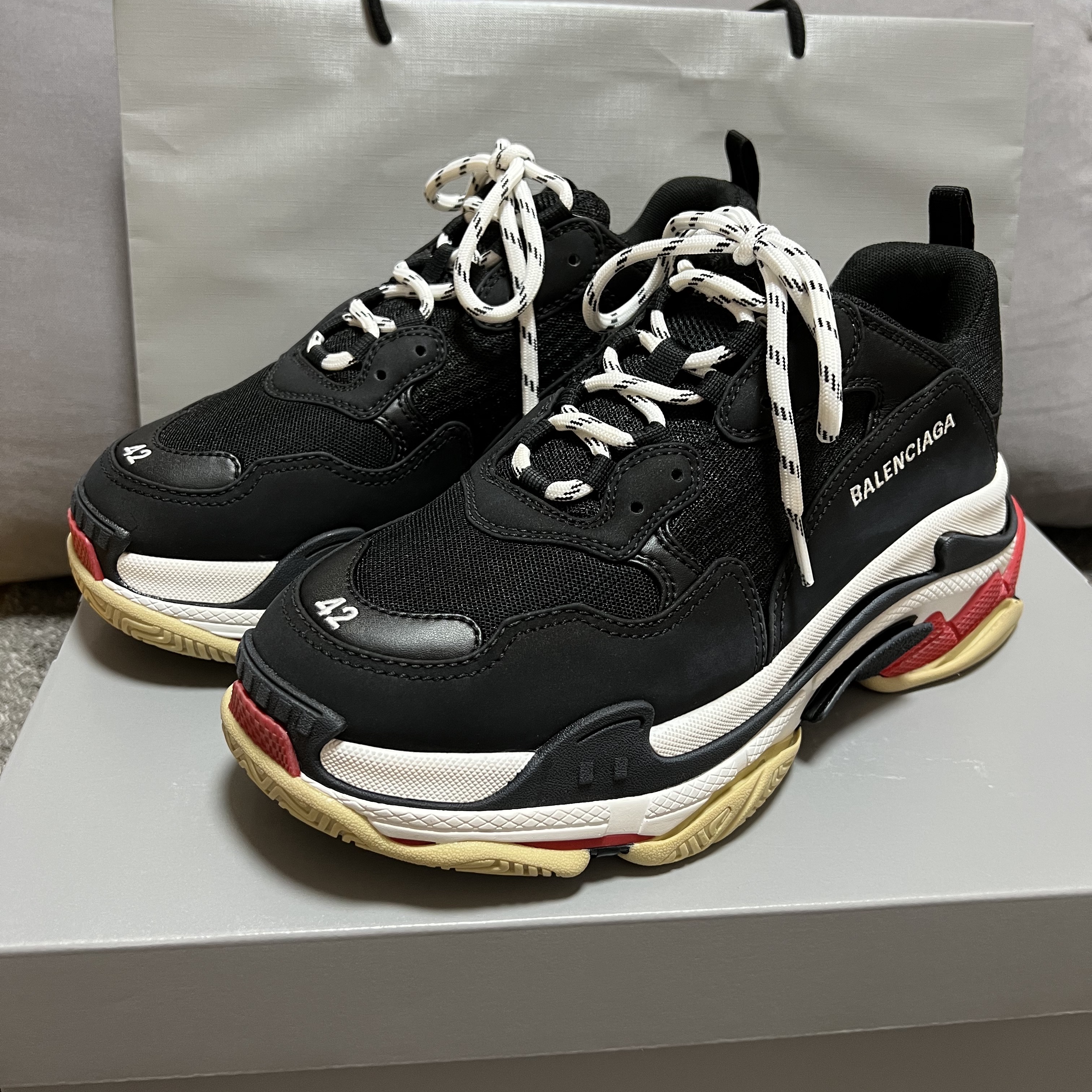 (W) Balenciaga Triple S Trainer Black White Red 착용 스타일 - 2