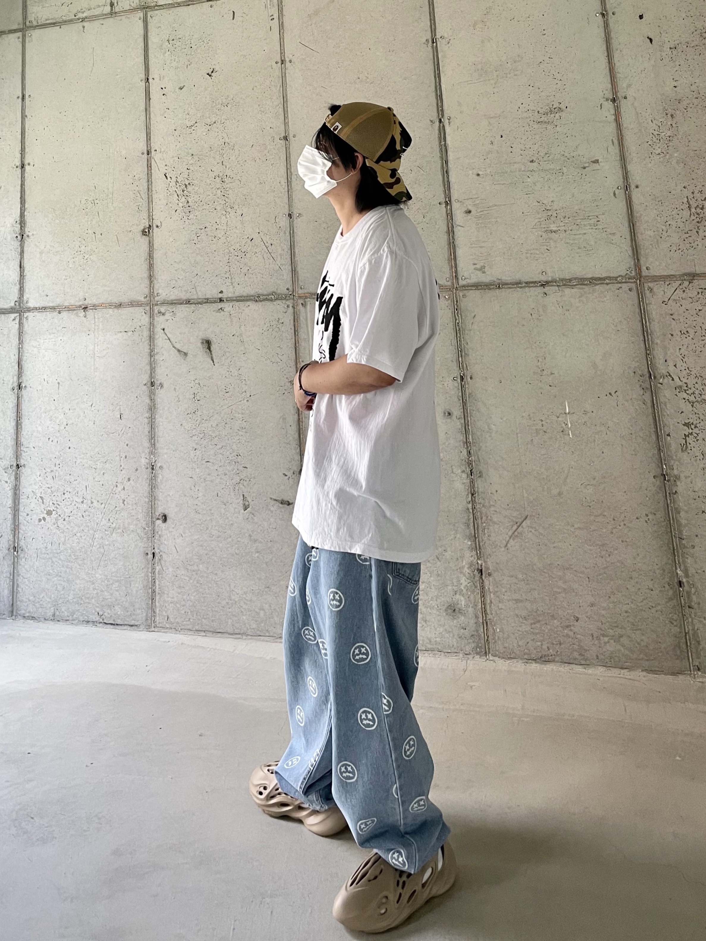 Stussy x BAPE Trucker Cap Yellow, Stussy World Tour T-Shirt White 착용 스타일 - 4