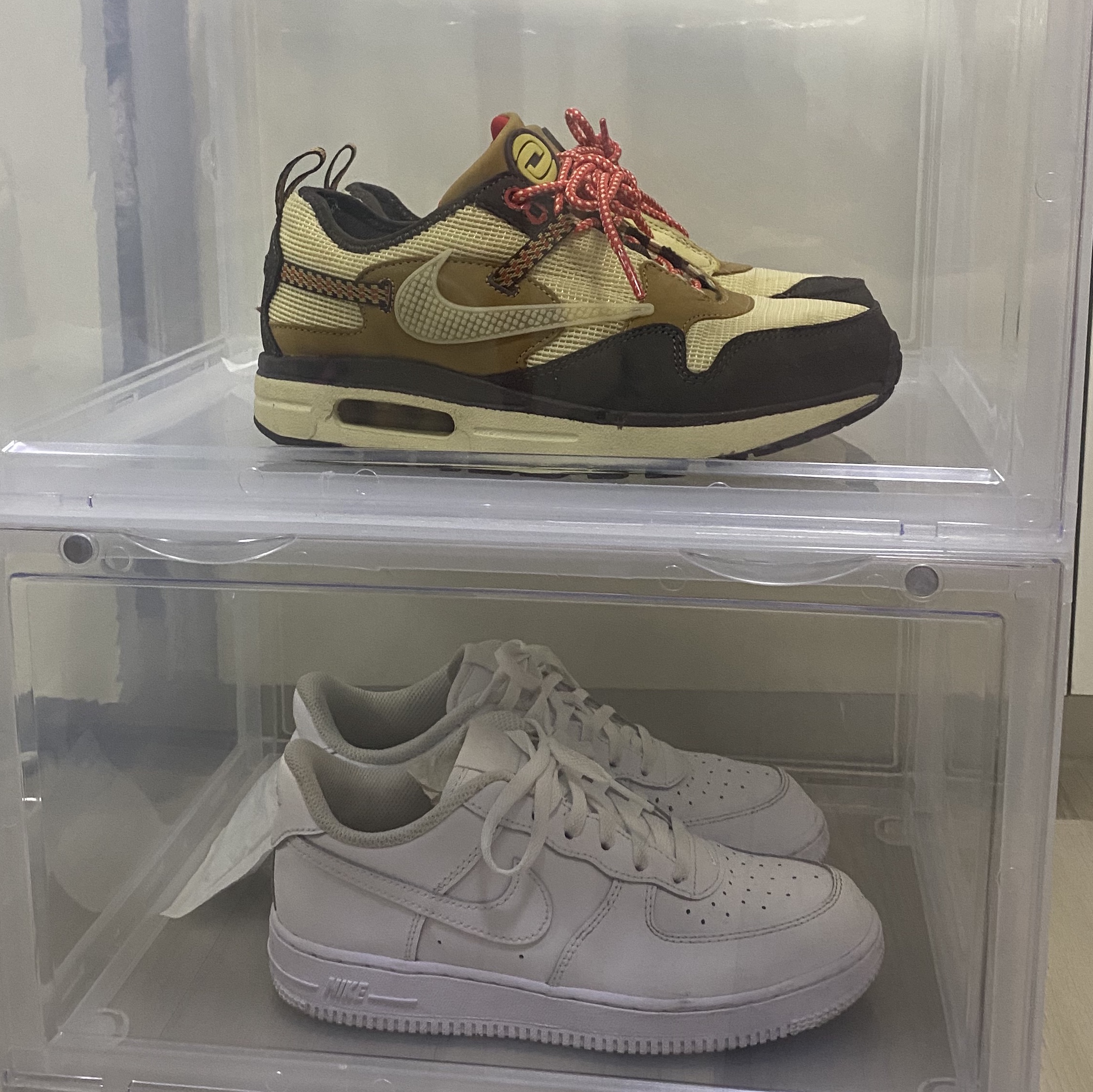Nike x Travis Scott Air Max 1 Cact.us Brown, (W) Nike Air Force 1 '07 Low White 착용 스타일