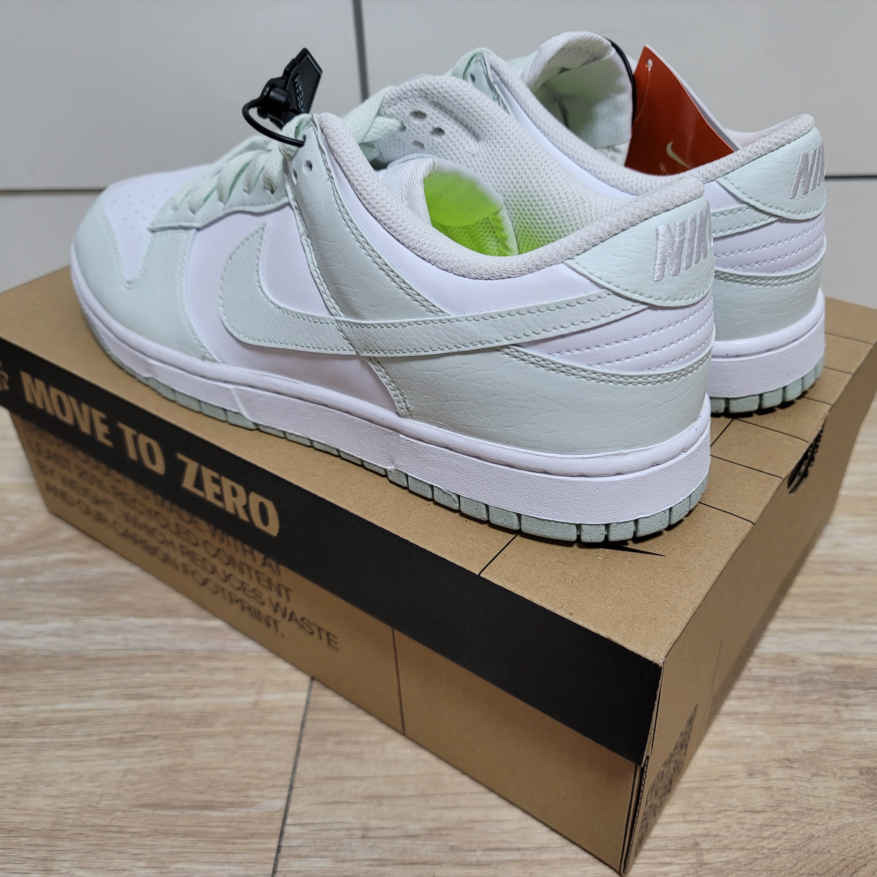 (W) Nike Dunk Low Next Nature Barely Green and White 착용 스타일 - 2