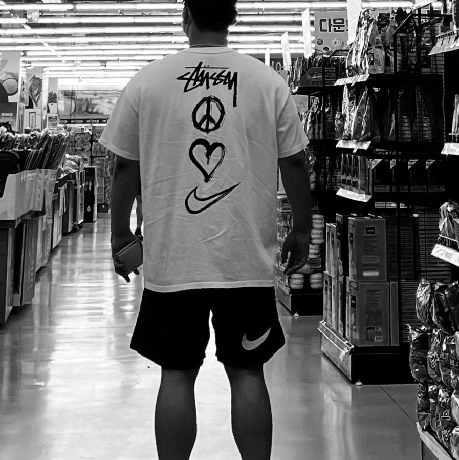 Nike x Stussy NRG RA T-Shirt Summit White (DM4942-121), Nike x Stussy Water Shorts Off Noir 착용 스타일