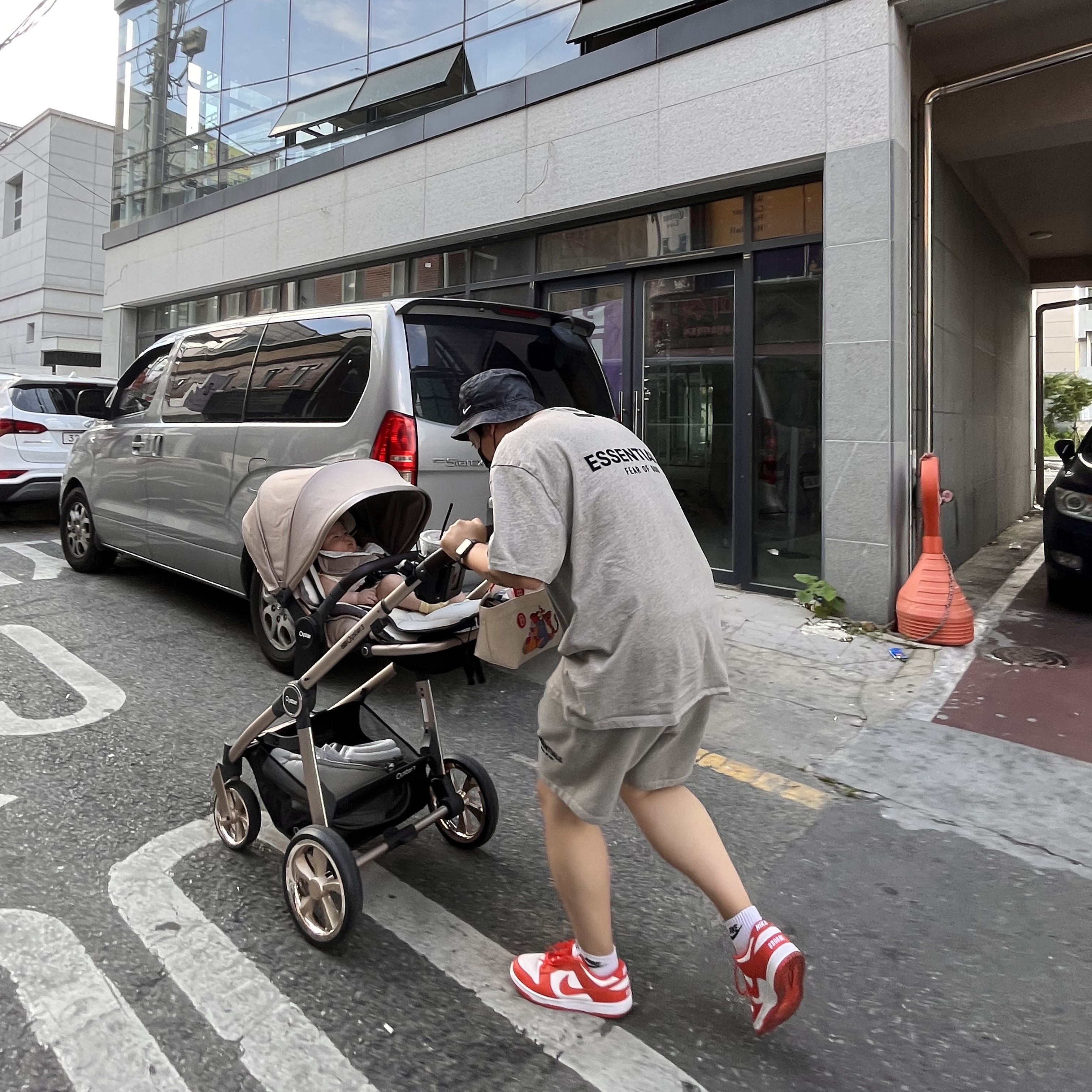 Essentials The Core Collection Sweatshorts Dark Oatmeal, Essentials The Core Collection T-Shirt Dark Oatmeal 착용 스타일