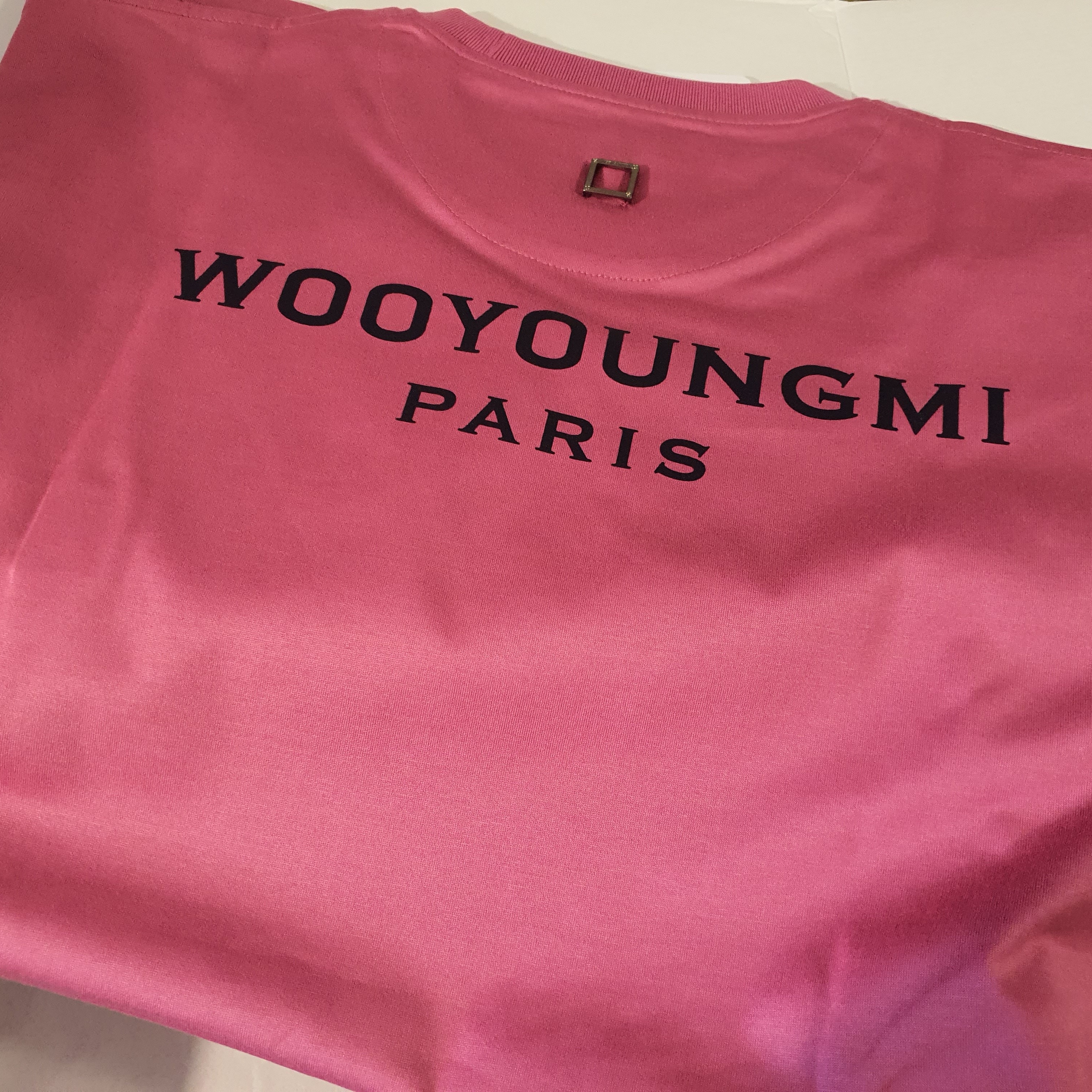 Wooyoungmi Black Back Logo T-Shirt Pink - 22FW, Wooyoungmi White Embroidered Logo Ball Cap Black 착용 스타일 - 2