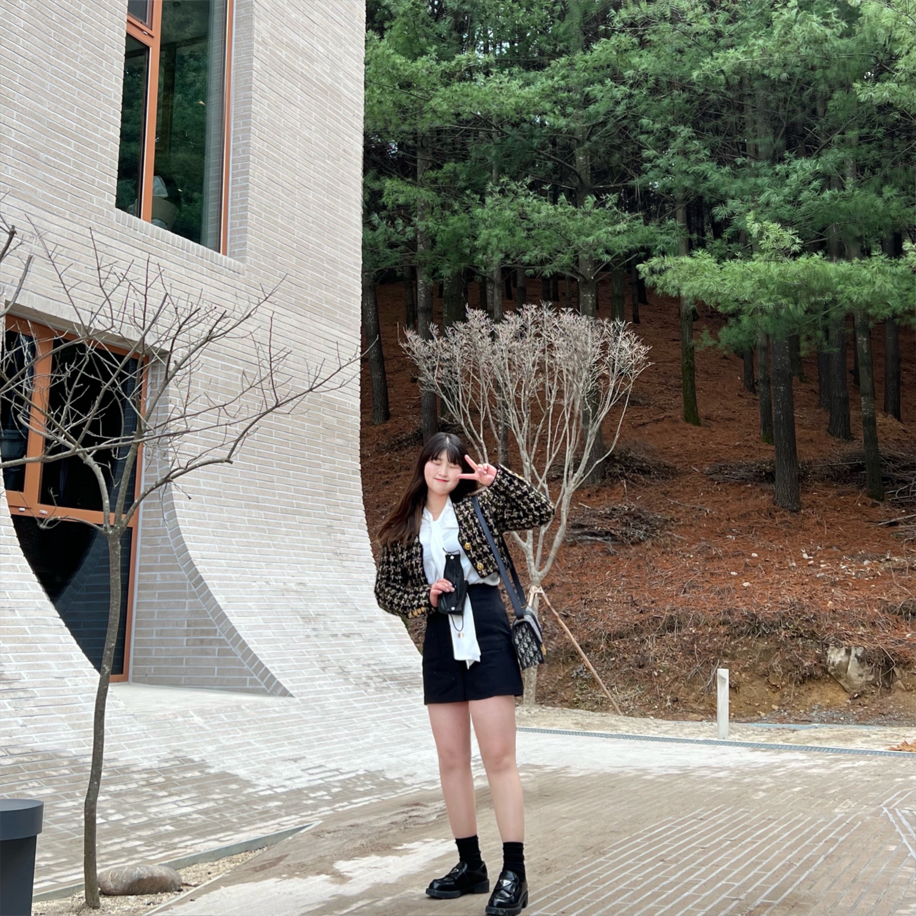 Prada Chocolate Brushed Leather Loafers Black, Dior 30 Montaigne Chain Bag Blue Dior Oblique Jacquard 착용 스타일