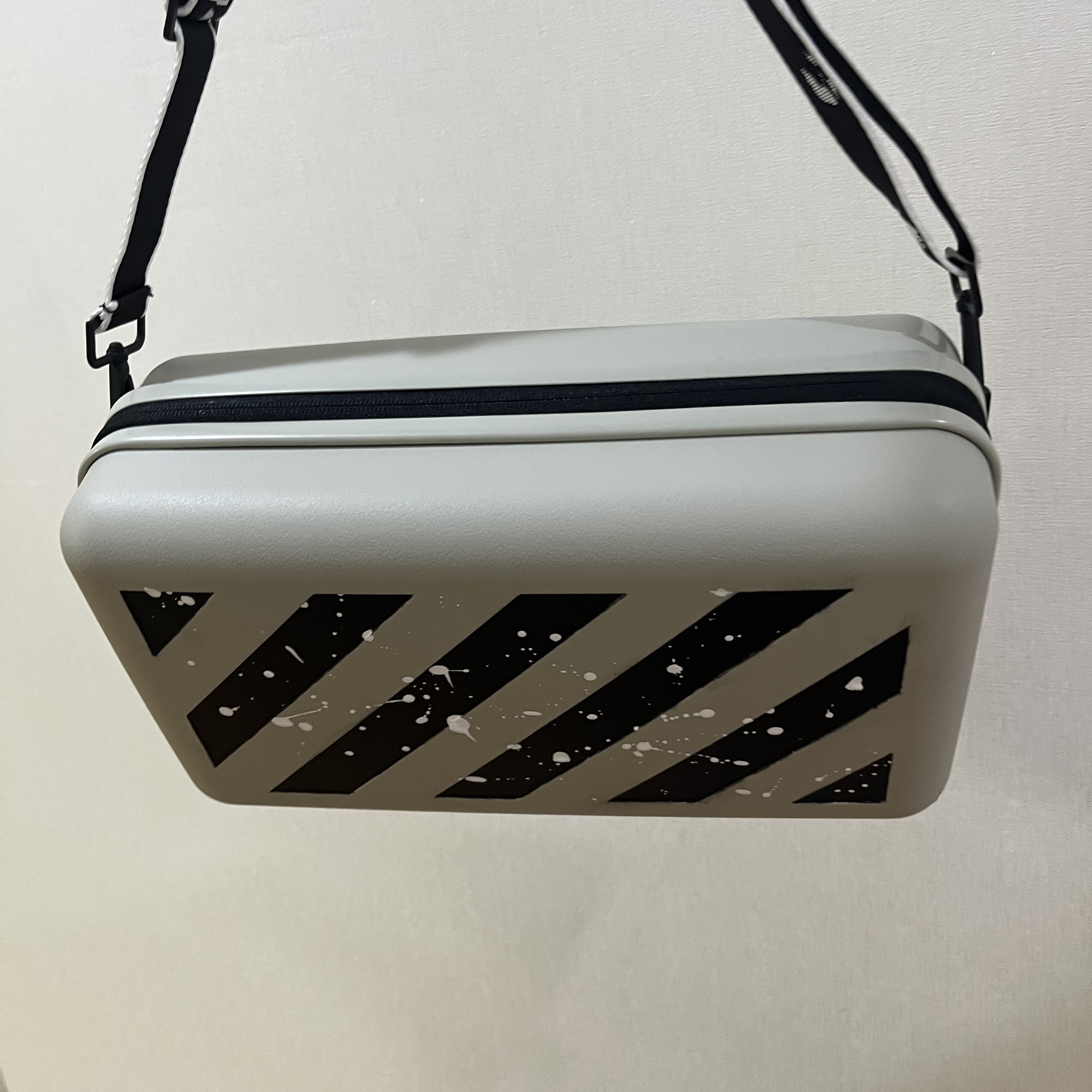 Off-White x Amore Pacific Protection Box (Without Cosmetics) 착용 스타일 - 4