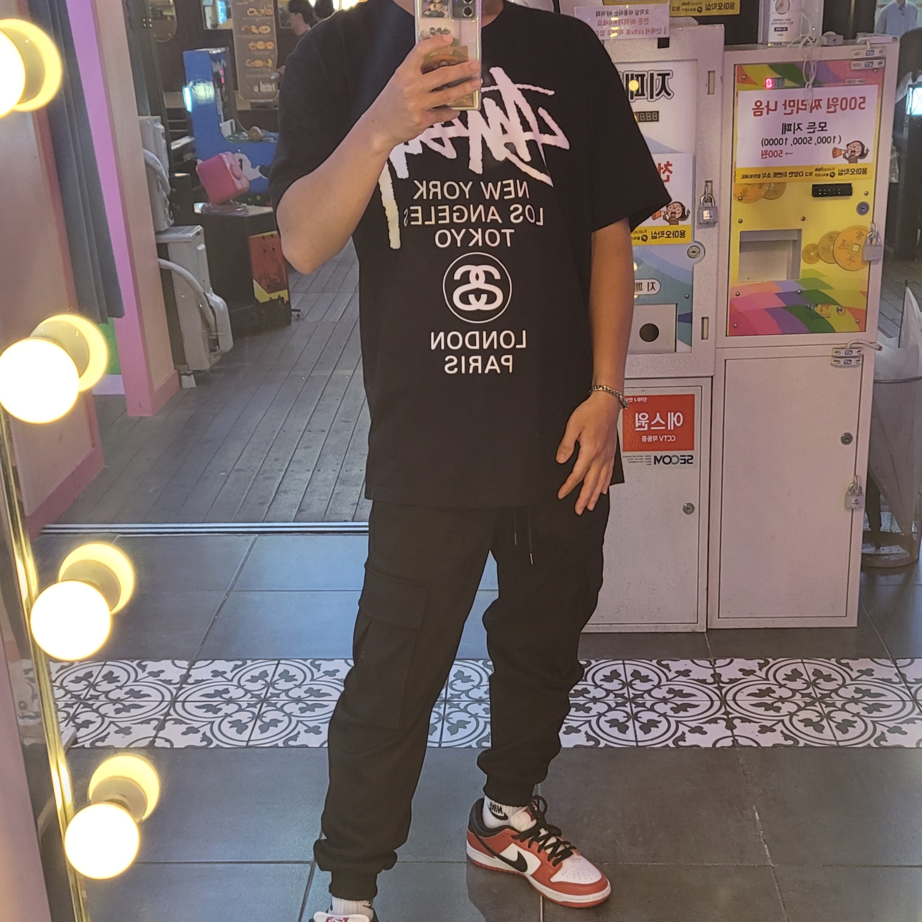 Stussy World Tour T-Shirt Black, Nike SB Dunk Low Pro Chicago 착용 스타일
