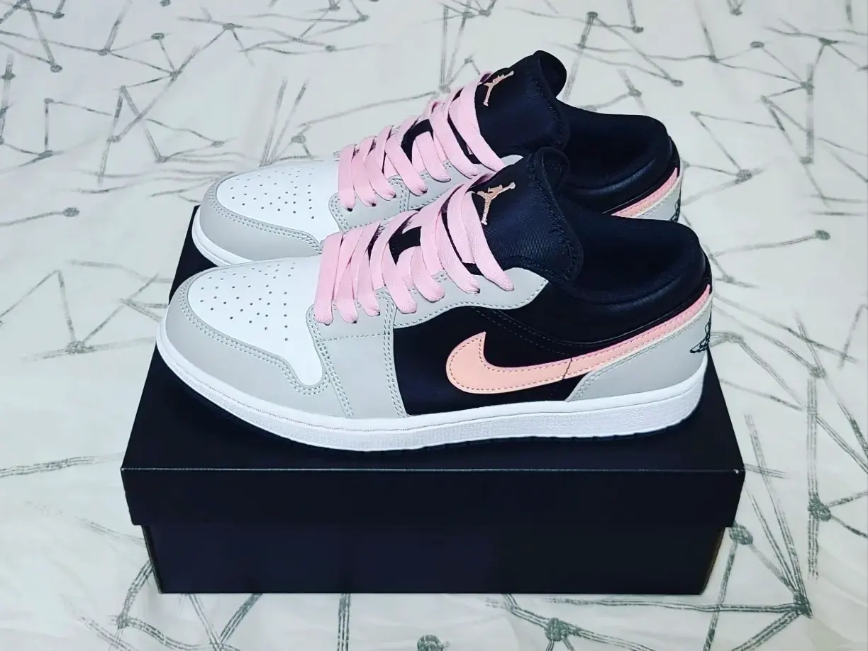 Jordan 1 Low Grey Fog Black Bleached Coral 착용 스타일 - 2