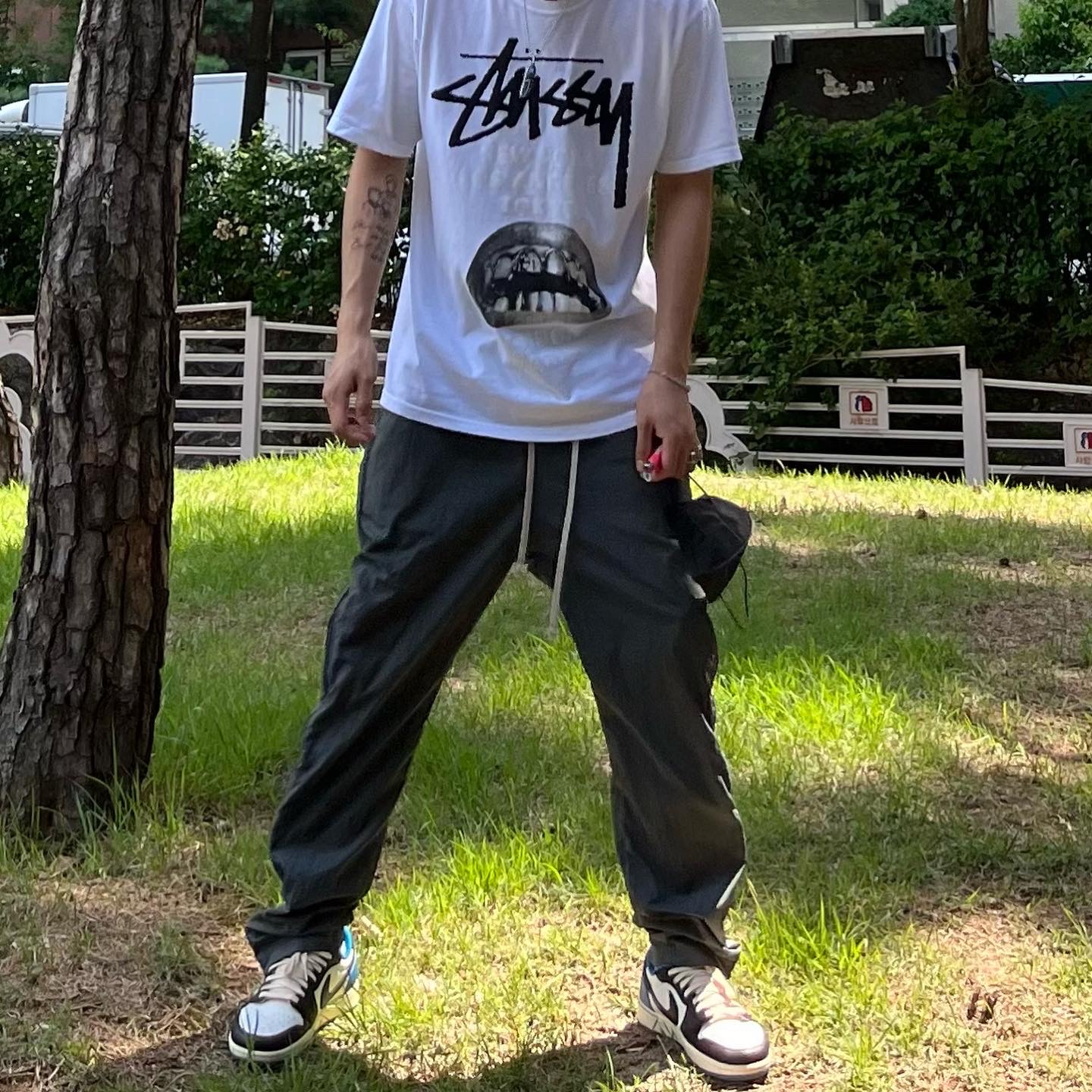 Stussy x Rick Owens 40 WT T-Shirt, Jordan 1 x Travis Scott x Fragment Retro Low OG SP Military Blue 착용 스타일 - 1