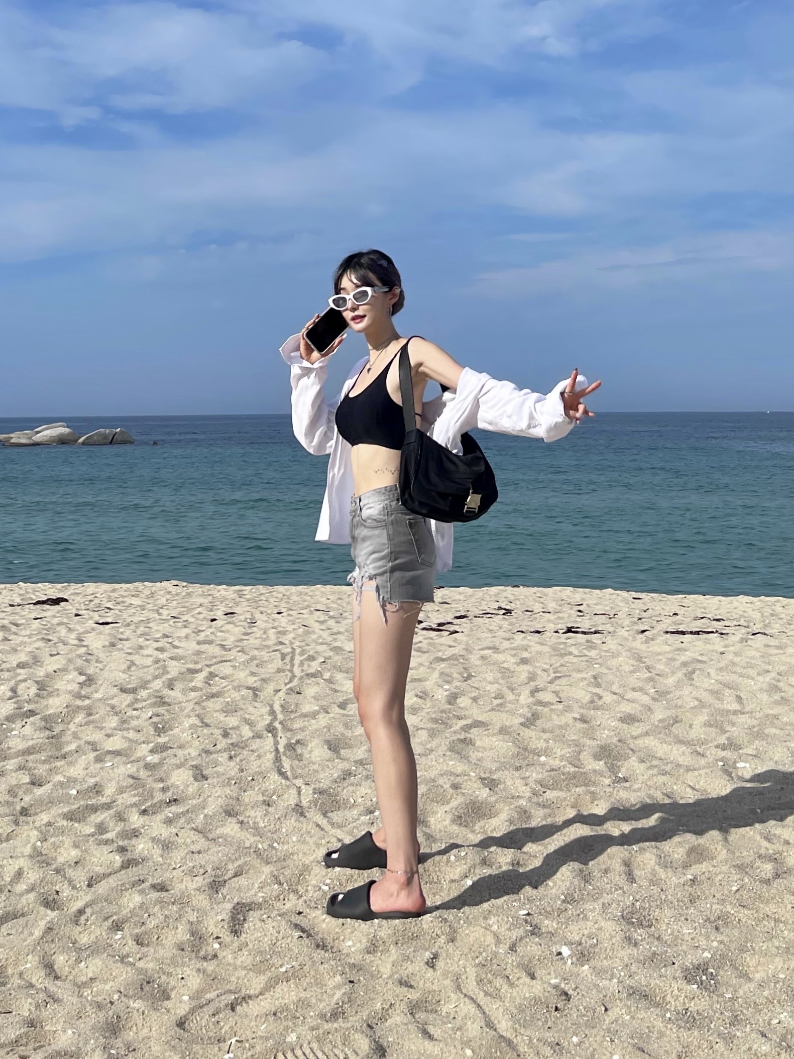 Adidas Yeezy Slide Onyx 착용 스타일 - 1