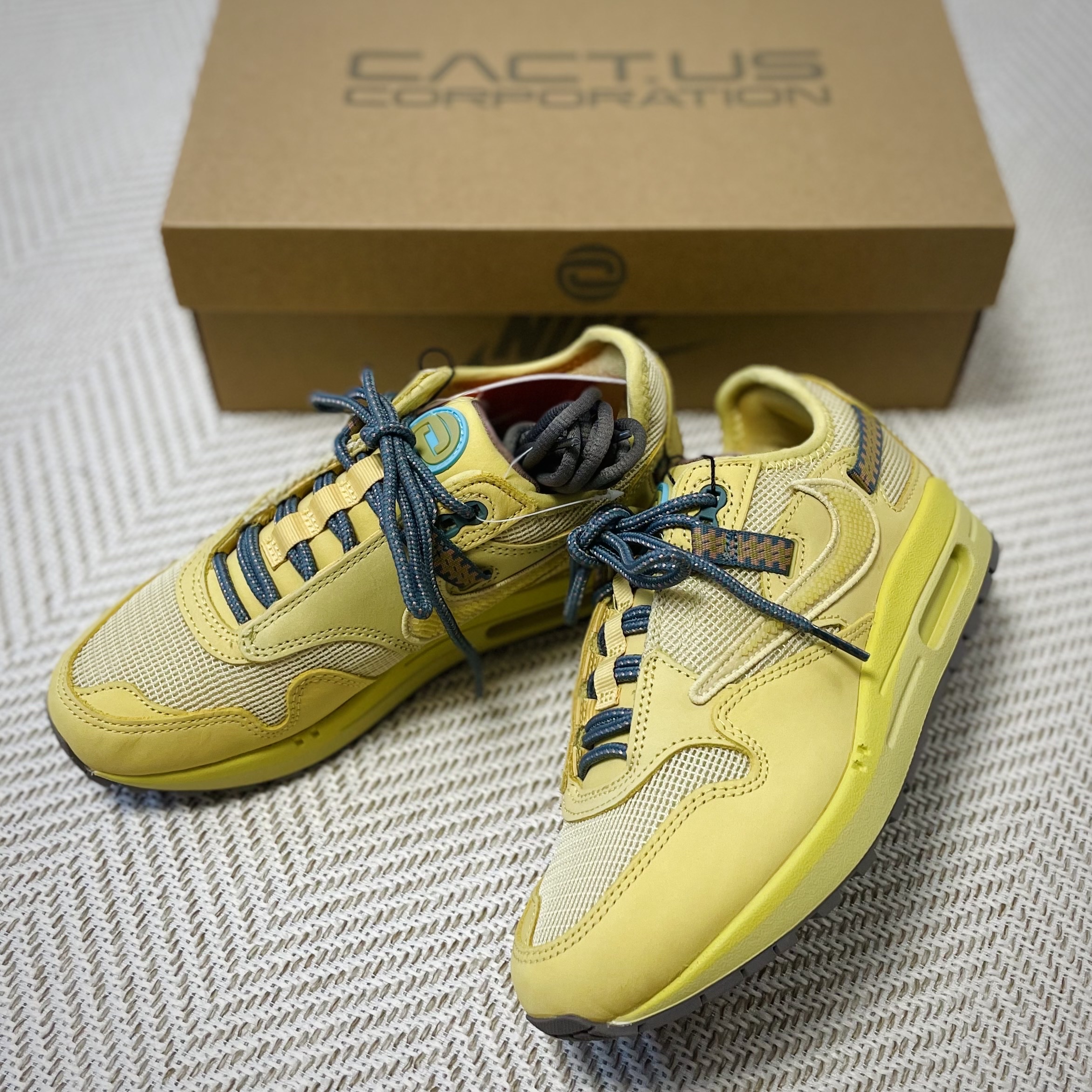 Nike x Travis Scott Air Max 1 Cact.us Gold 착용 스타일