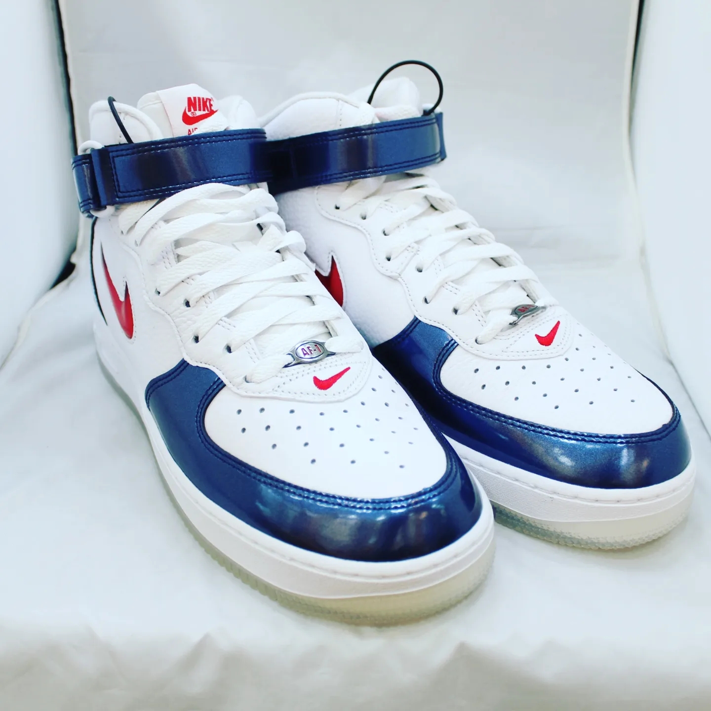 Nike Air Force 1 Mid QS University Red and Midnight Navy 착용 스타일 - 3