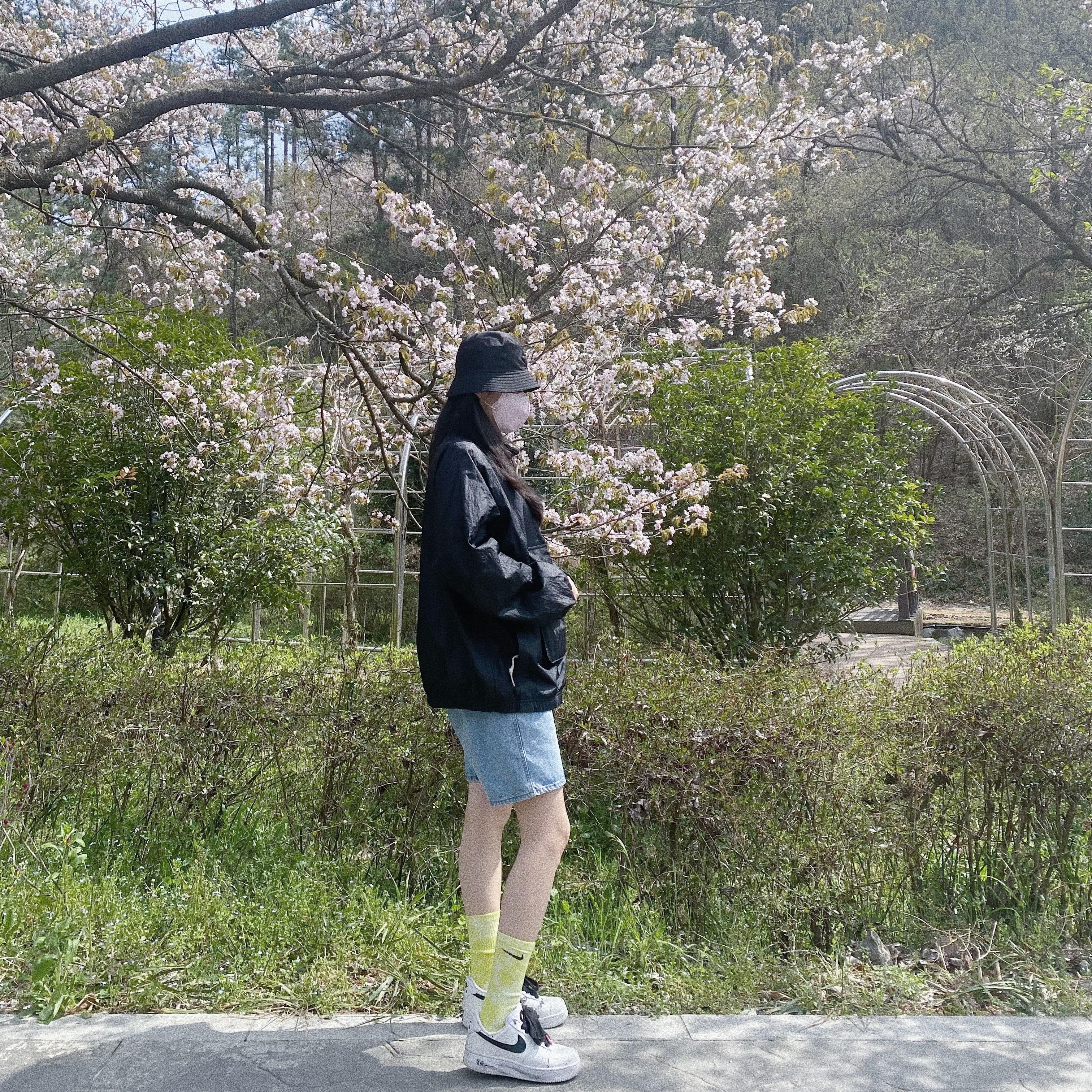 Nike x Peaceminusone Air Force 1 Low Para-Noise 2.0, Prada Re-Nylon Bucket Hat Black 착용 스타일