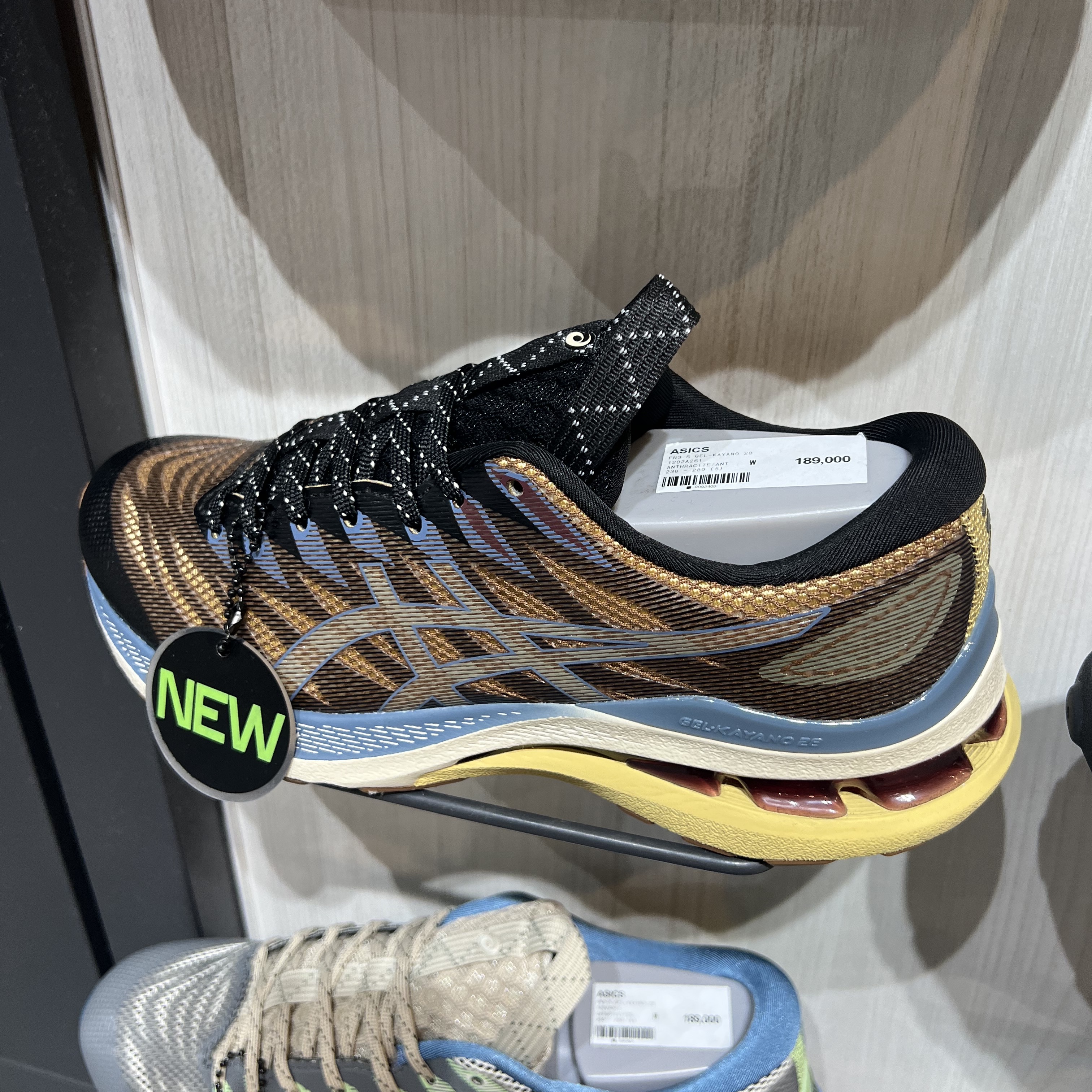 (W) Asics FN3-S Gel-Kayano 28 Anthracite Antique Gold 착용 스타일