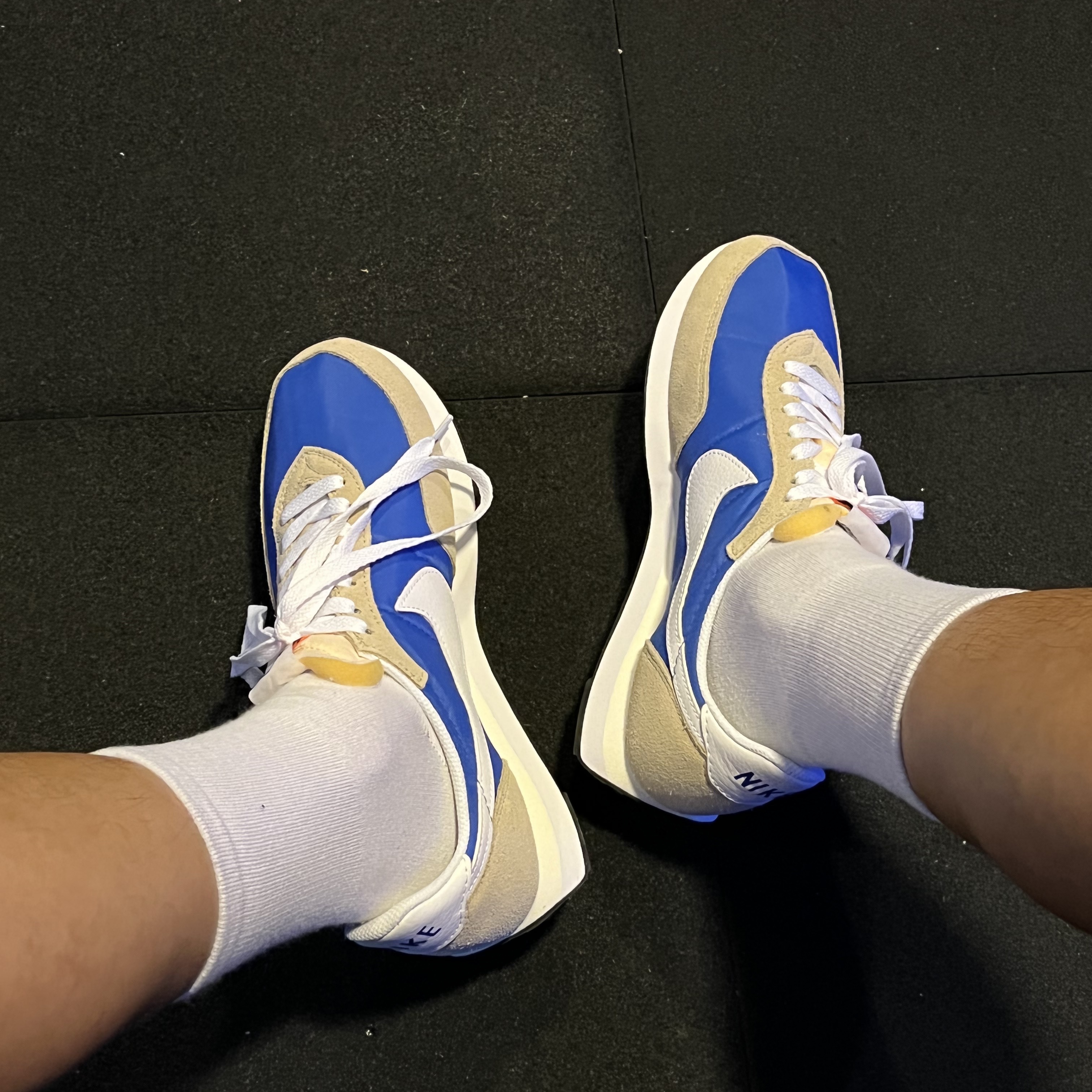 Nike Waffle Trainer 2 Hyper Royal Rattan 착용 스타일 - 1
