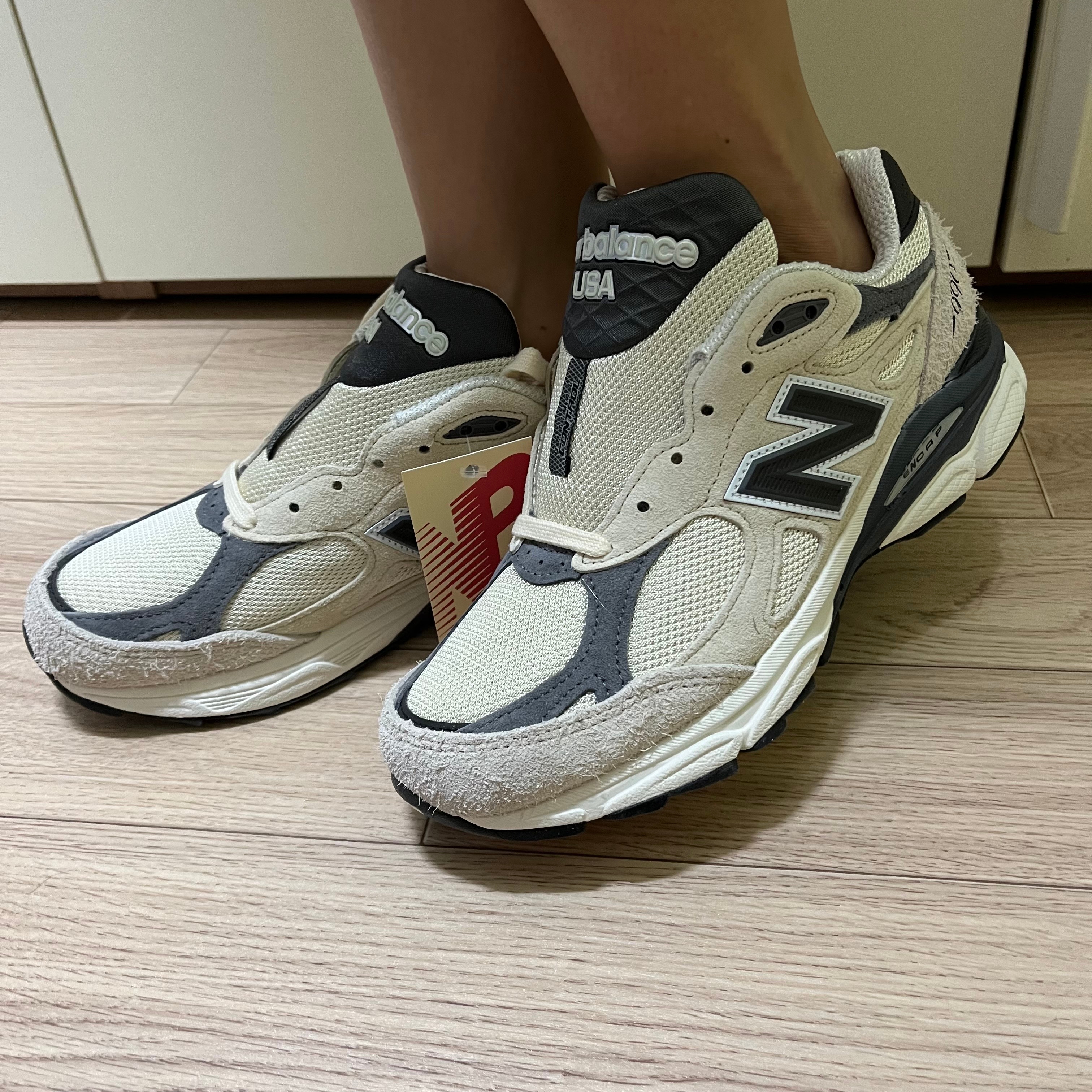 New Balance 990v3 Made in USA Moonbeam Macadamia Nut 착용 스타일 - 4