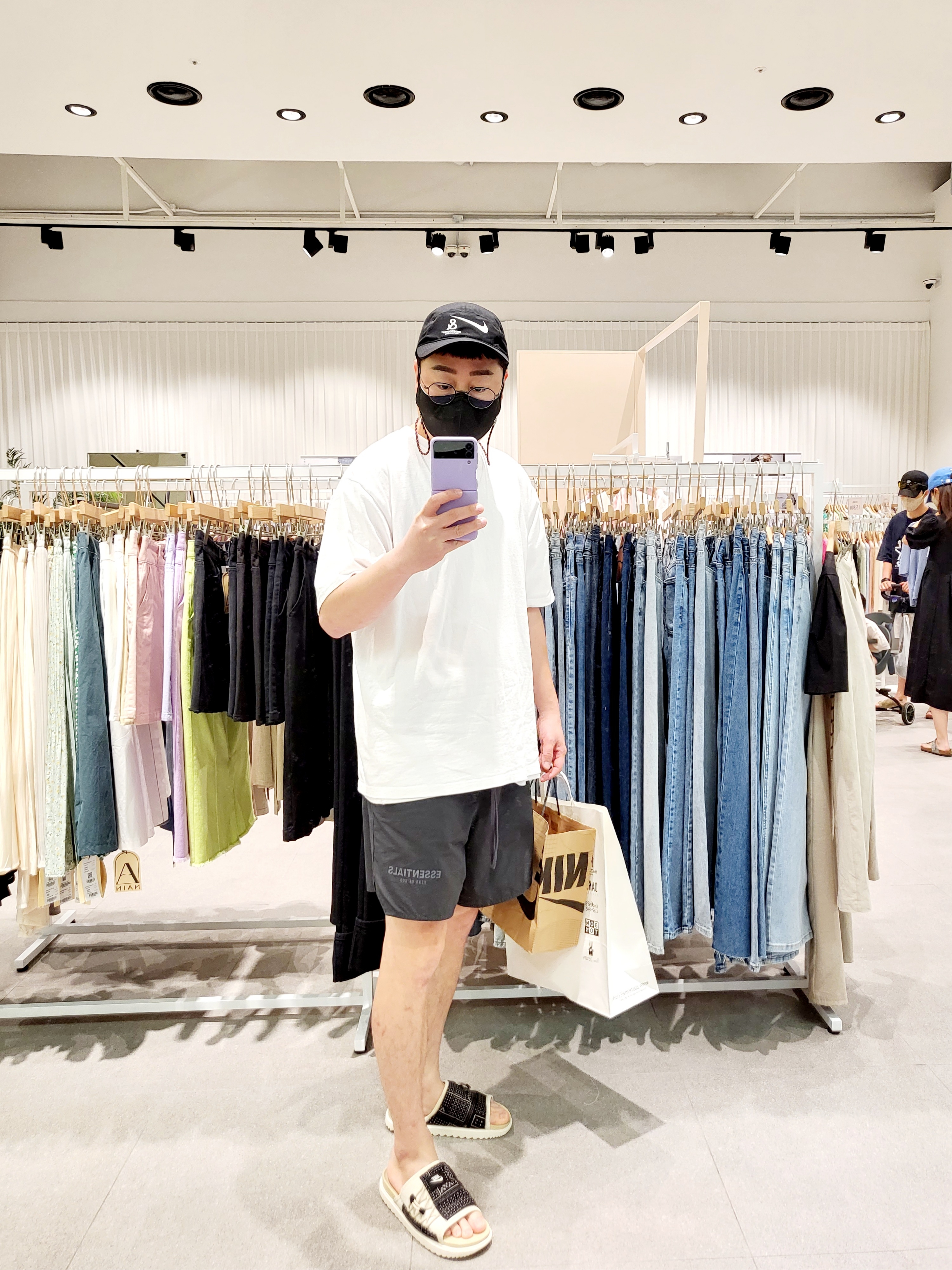 Nike x Undercover NRG AW84 TC Adjustable Cap Black, Stussy Livin' Large T-Shirt White 착용 스타일