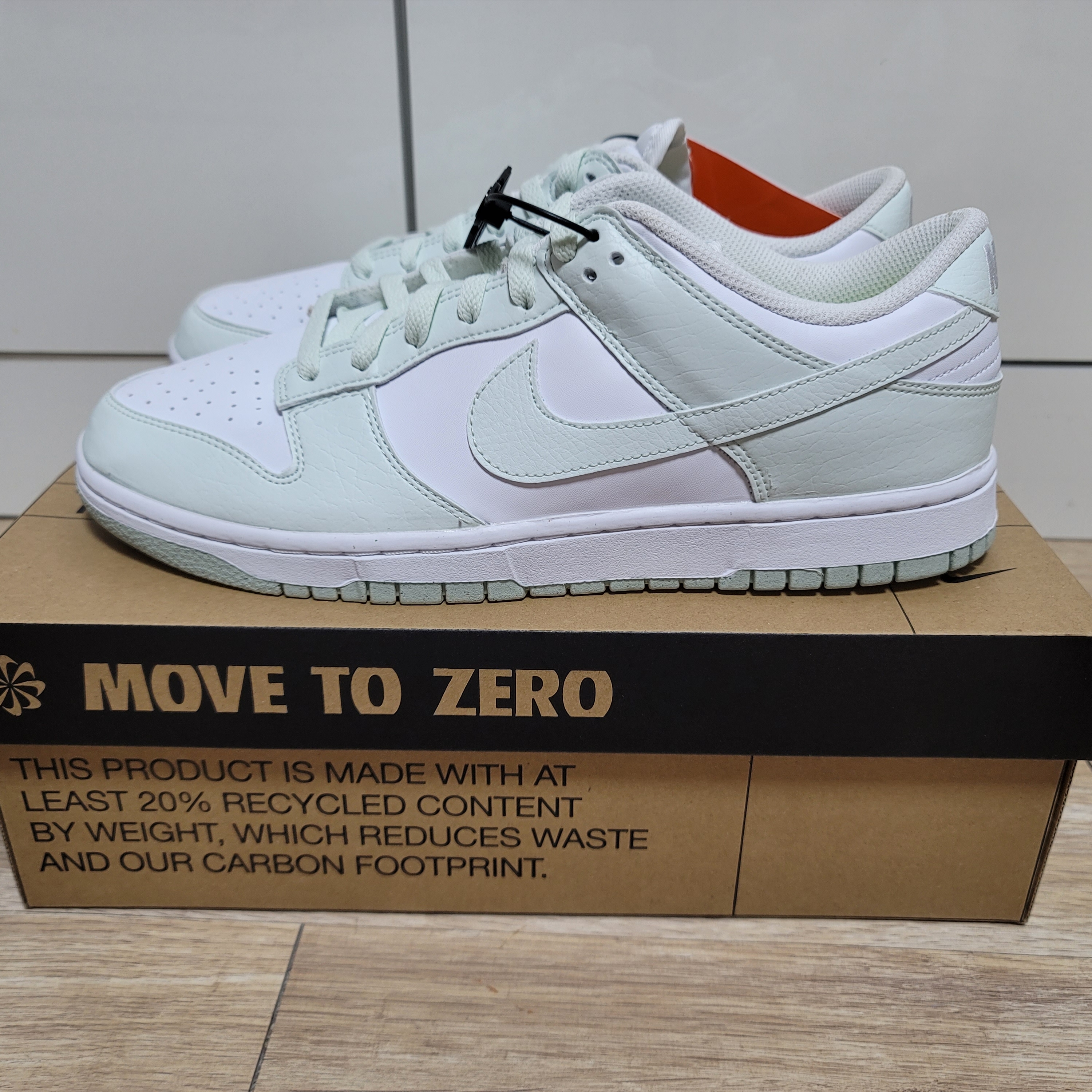 (W) Nike Dunk Low Next Nature Barely Green and White 착용 스타일 - 1