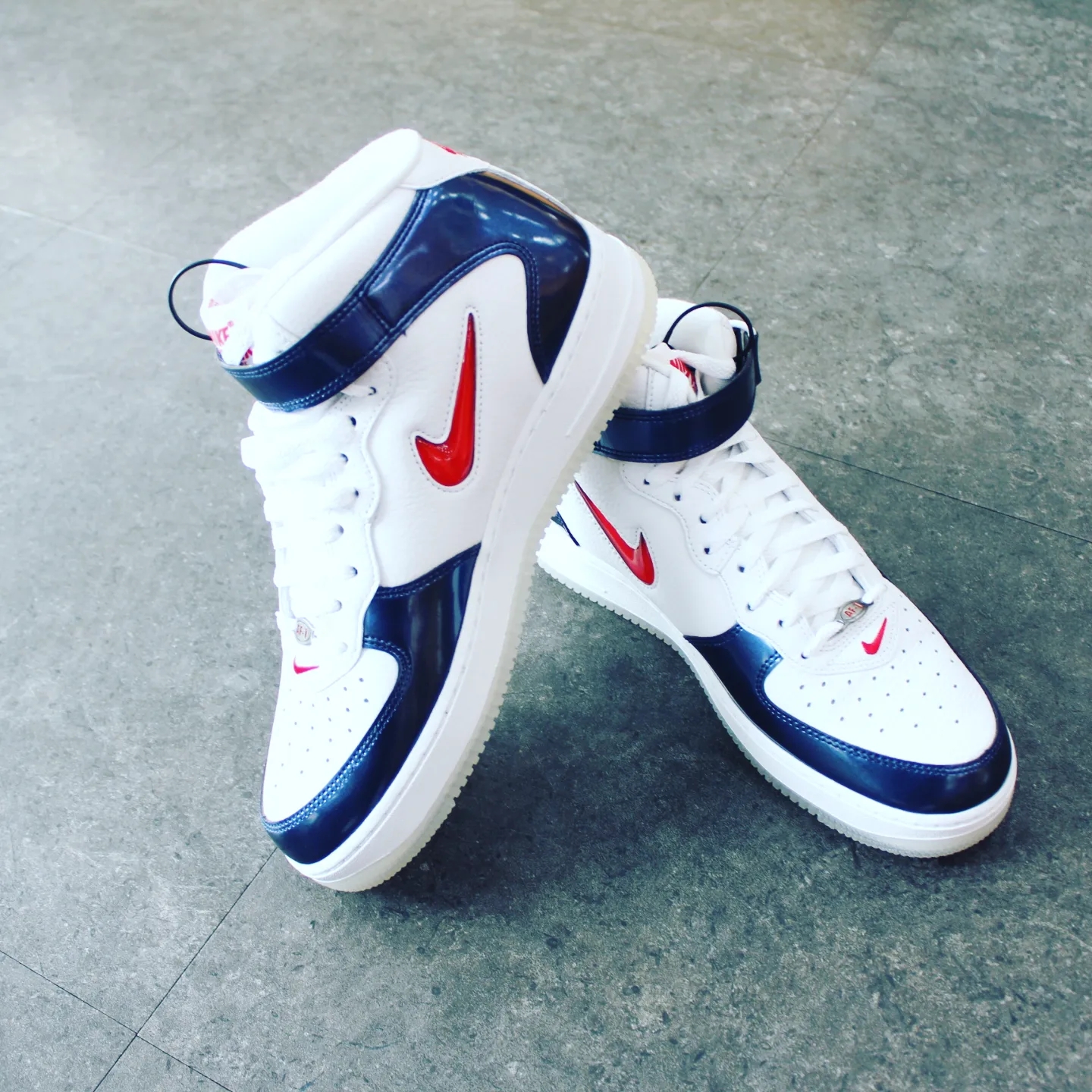 Nike Air Force 1 Mid QS University Red and Midnight Navy 착용 스타일 - 2