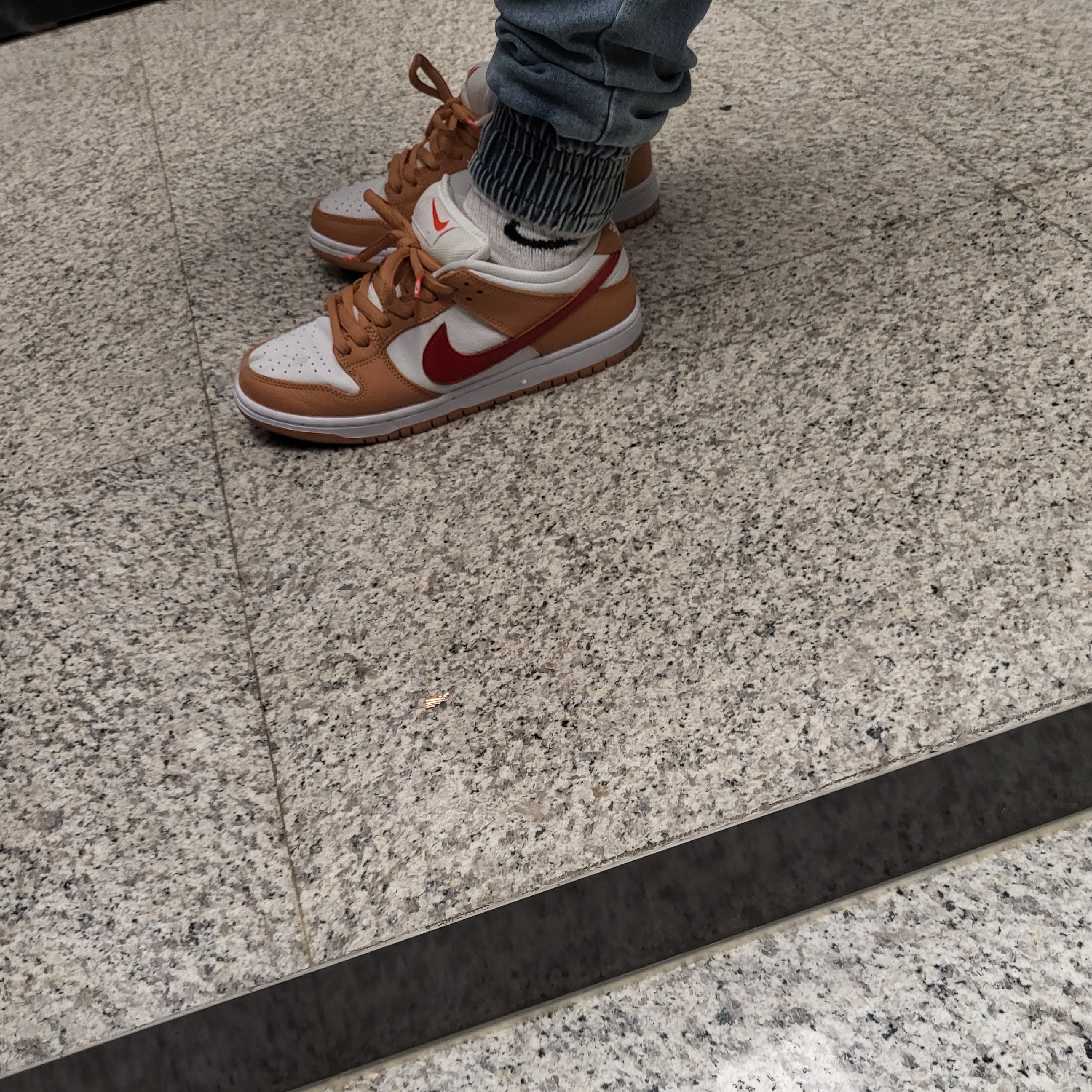 Nike SB Dunk Low Pro Light Cognac 착용 스타일 - 1