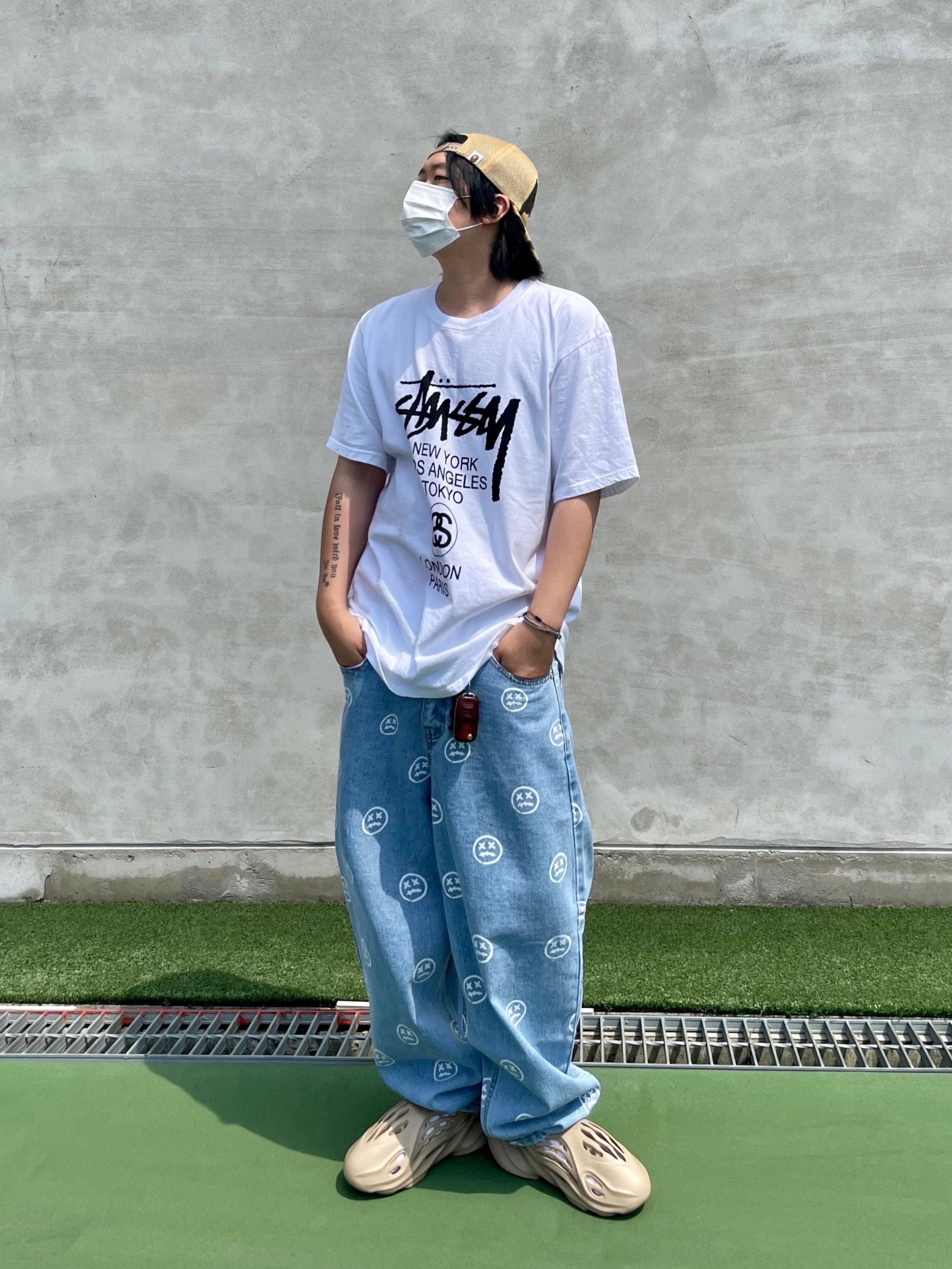 Stussy x BAPE Trucker Cap Yellow, Stussy World Tour T-Shirt White 착용 스타일 - 2