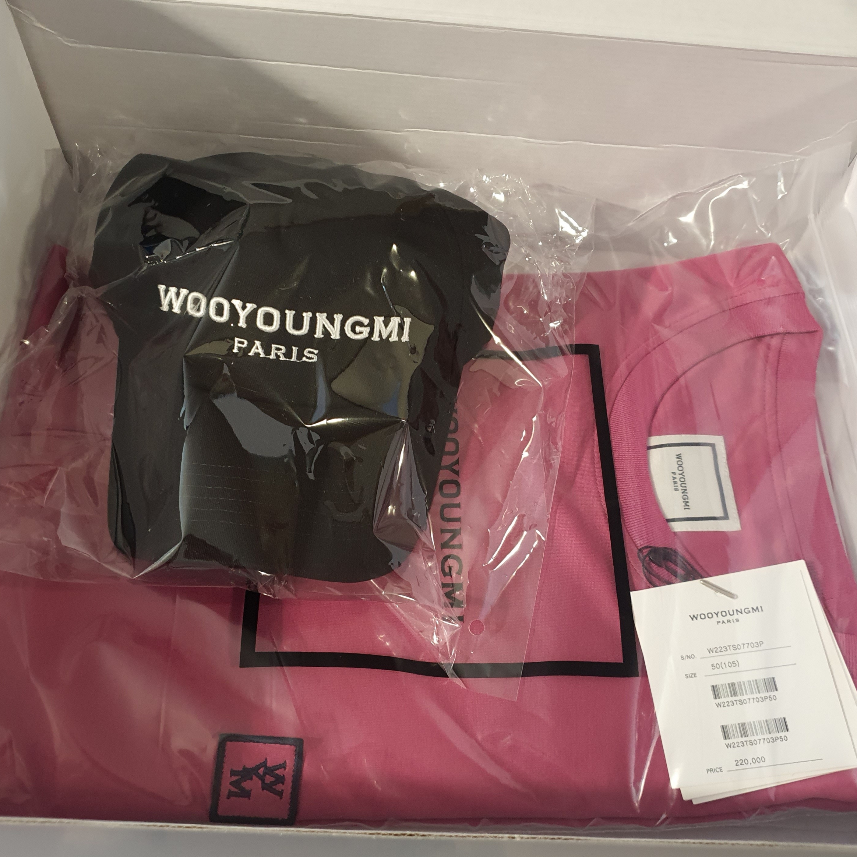 Wooyoungmi Black Back Logo T-Shirt Pink - 22FW, Wooyoungmi White Embroidered Logo Ball Cap Black 착용 스타일 - 1