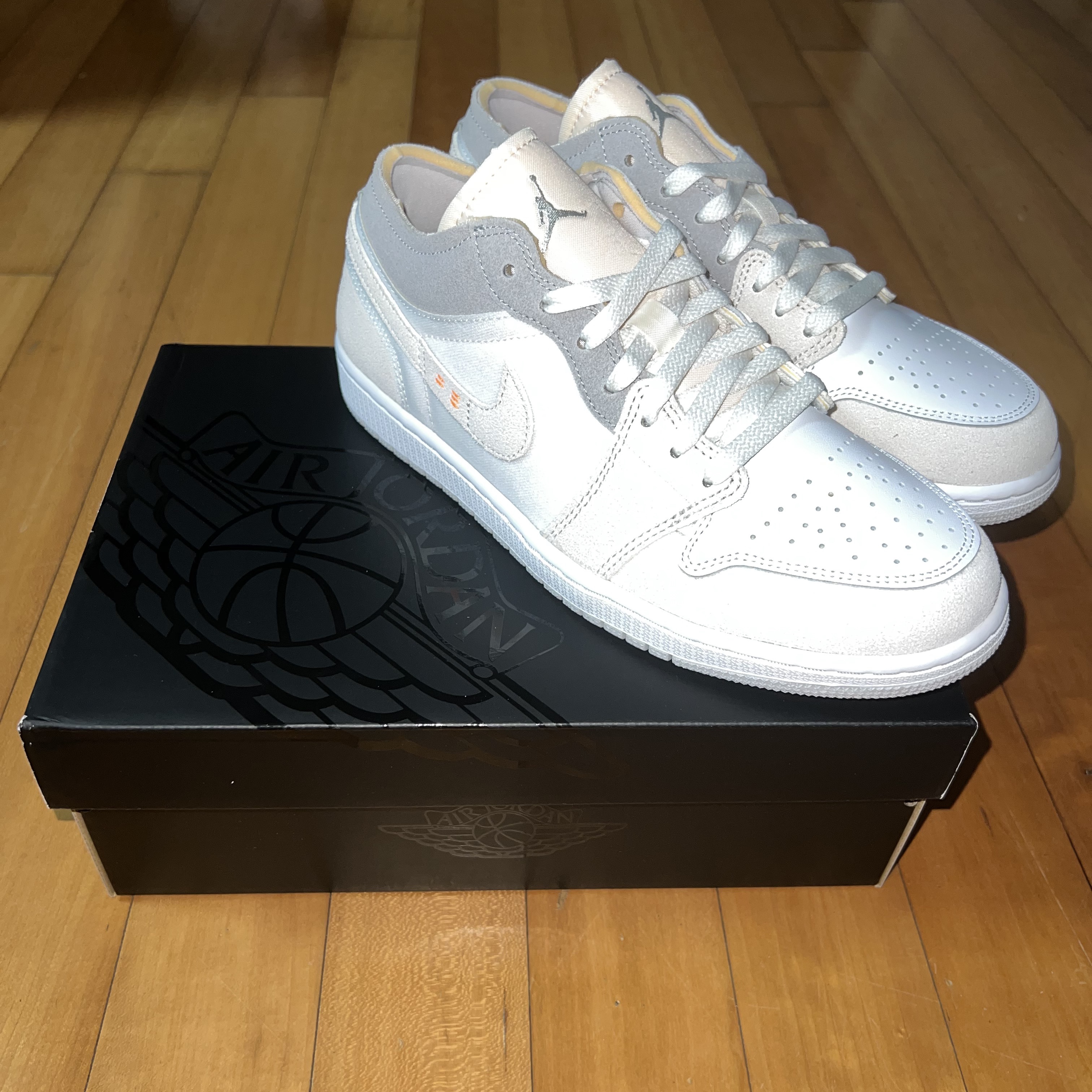 Jordan 1 Low SE Craft White and Phantom 착용 스타일 - 2