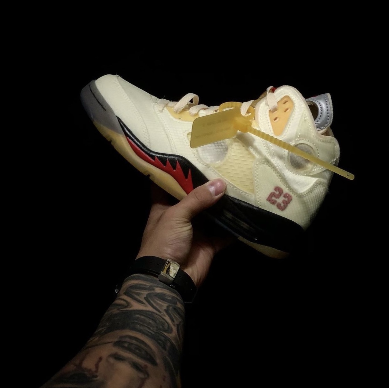 Jordan 5 x Off-White Retro SP Sail Fire Red 착용 스타일