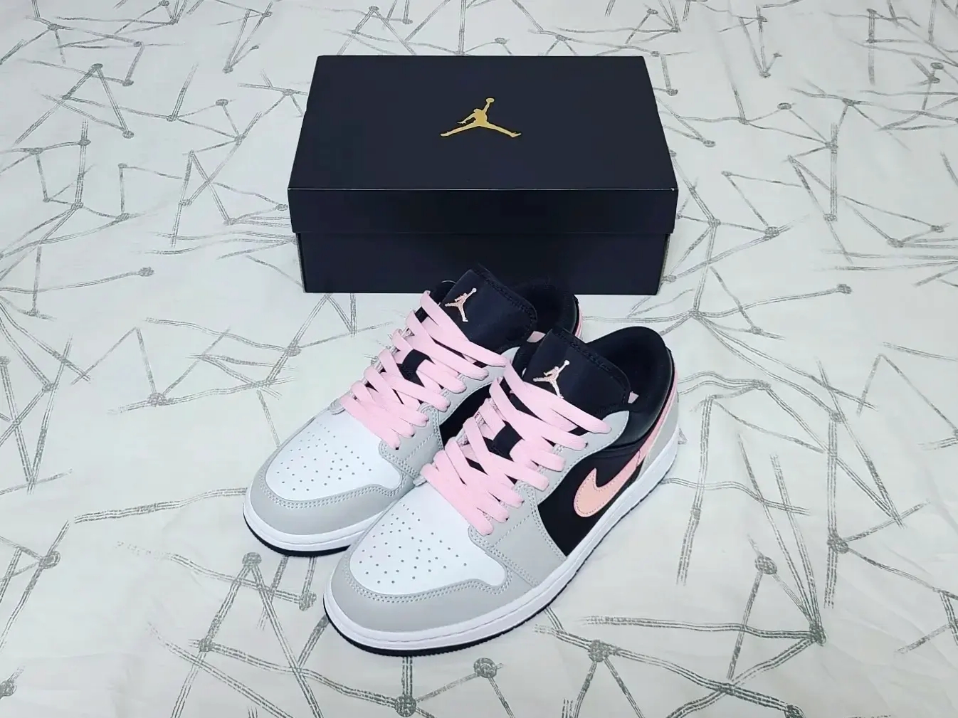 Jordan 1 Low Grey Fog Black Bleached Coral 착용 스타일 - 1