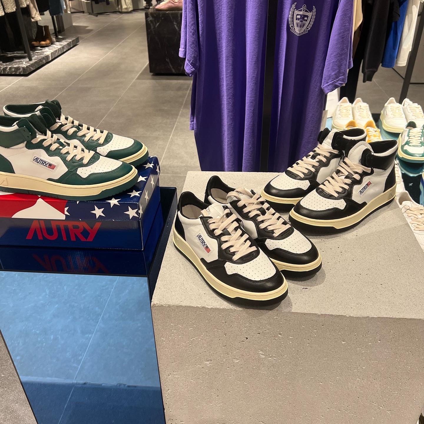 Autry Medalist Low Leather Sneakers Black White, Autry Medalist Mid Leather Sneakers White Blue 착용 스타일