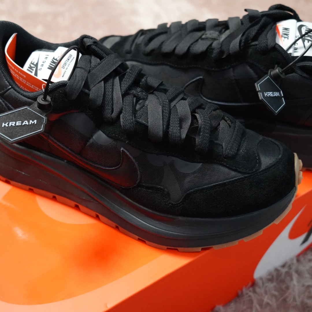 Nike x Sacai VaporWaffle Black and Gum 착용 스타일