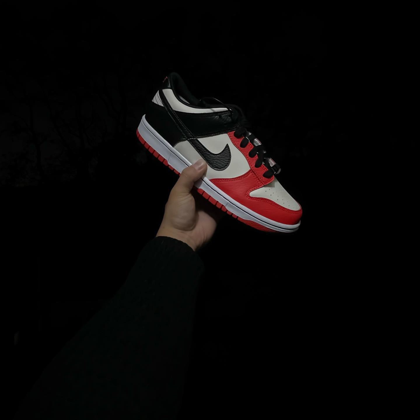 Nike x NBA Dunk Low Retro EMB Black and Chile Red 착용 스타일 - 2