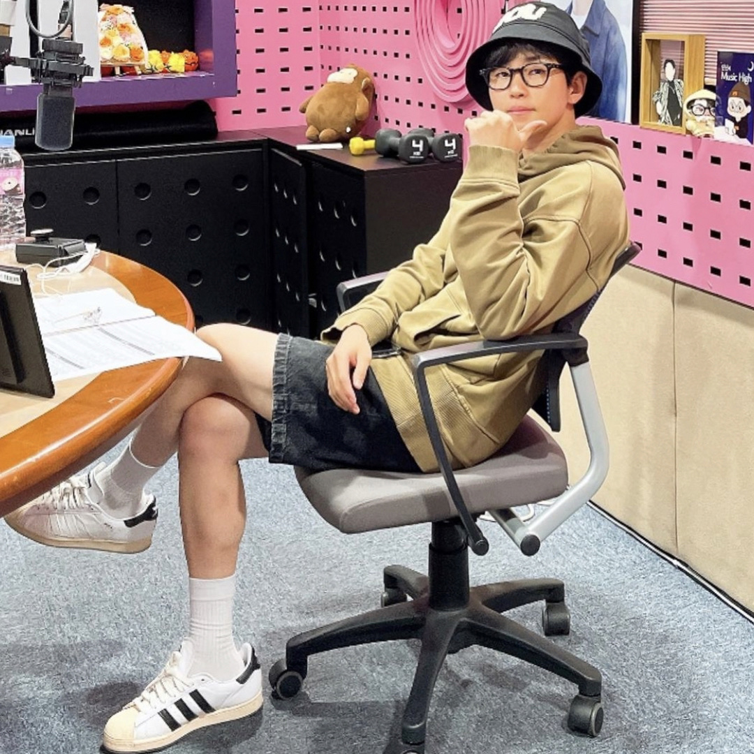 Adidas x Taegeukdang Superstar White Black 착용 스타일 - 2