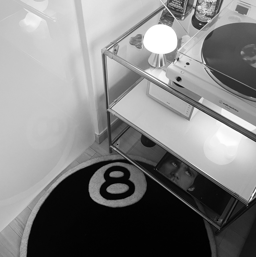 Stussy 8 Ball Rug Black 착용 스타일