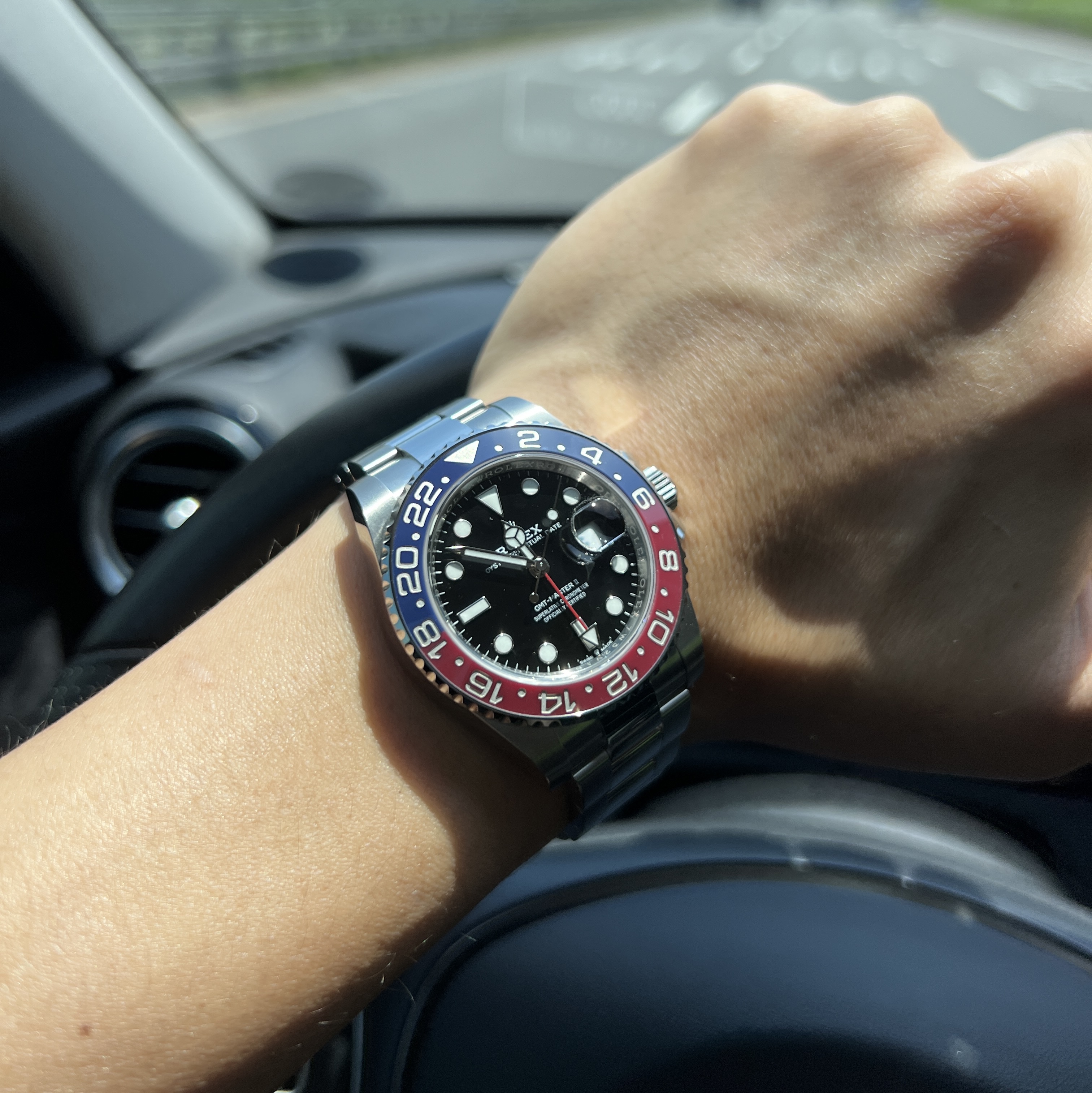 Rolex GMT-Master II 40mm 126710BLRO Black Oyster 착용 스타일