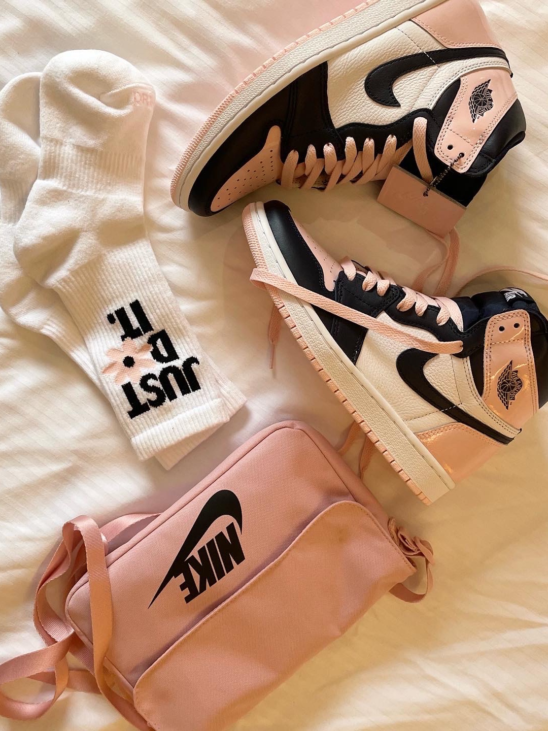 (W) Jordan 1 Retro High OG Atmosphere, (Kids) Nike Everyday Plus Socks Pink White (6 Pack/Korean Ver.) 착용 스타일 - 4
