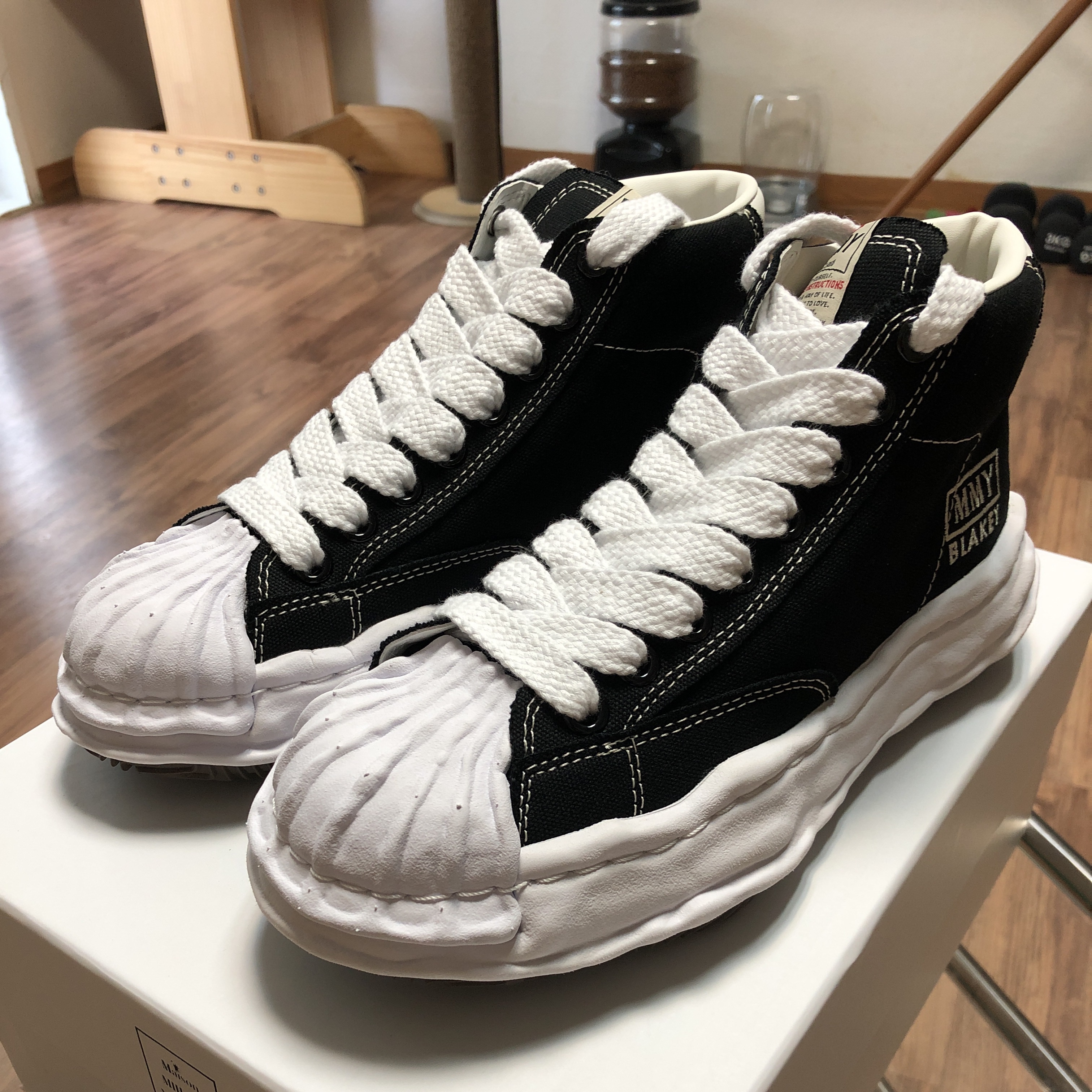 Maison Mihara Yasuhiro Blakey OG Sole Canvas High-top Sneakers Black 착용 스타일 - 1