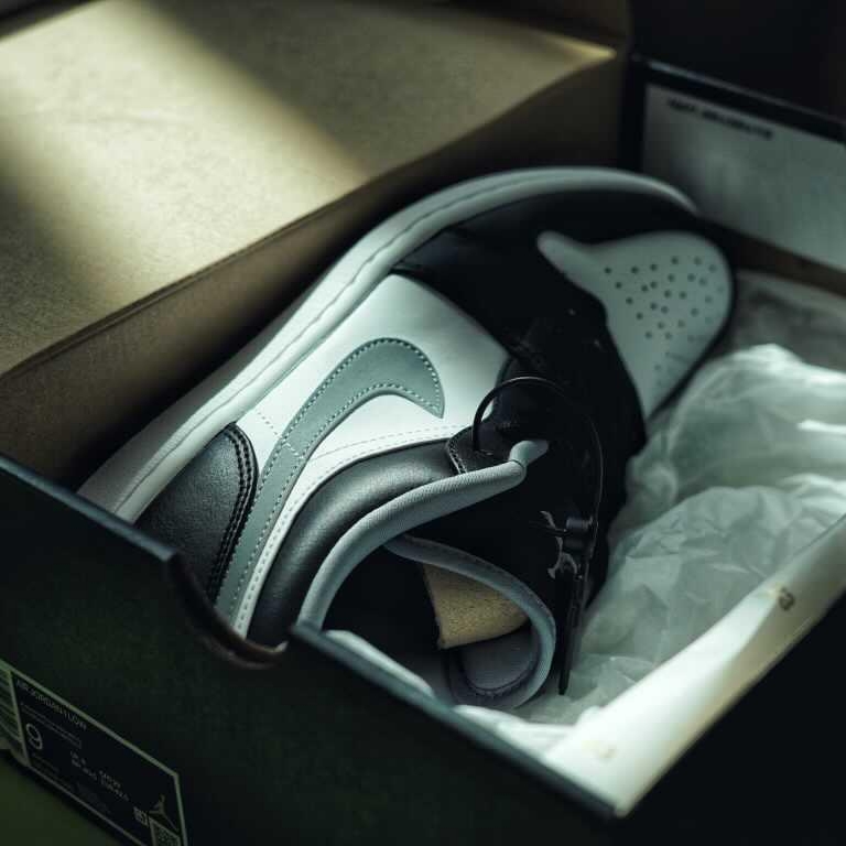 Jordan 1 Low Black Particle Grey 착용 스타일 - 3