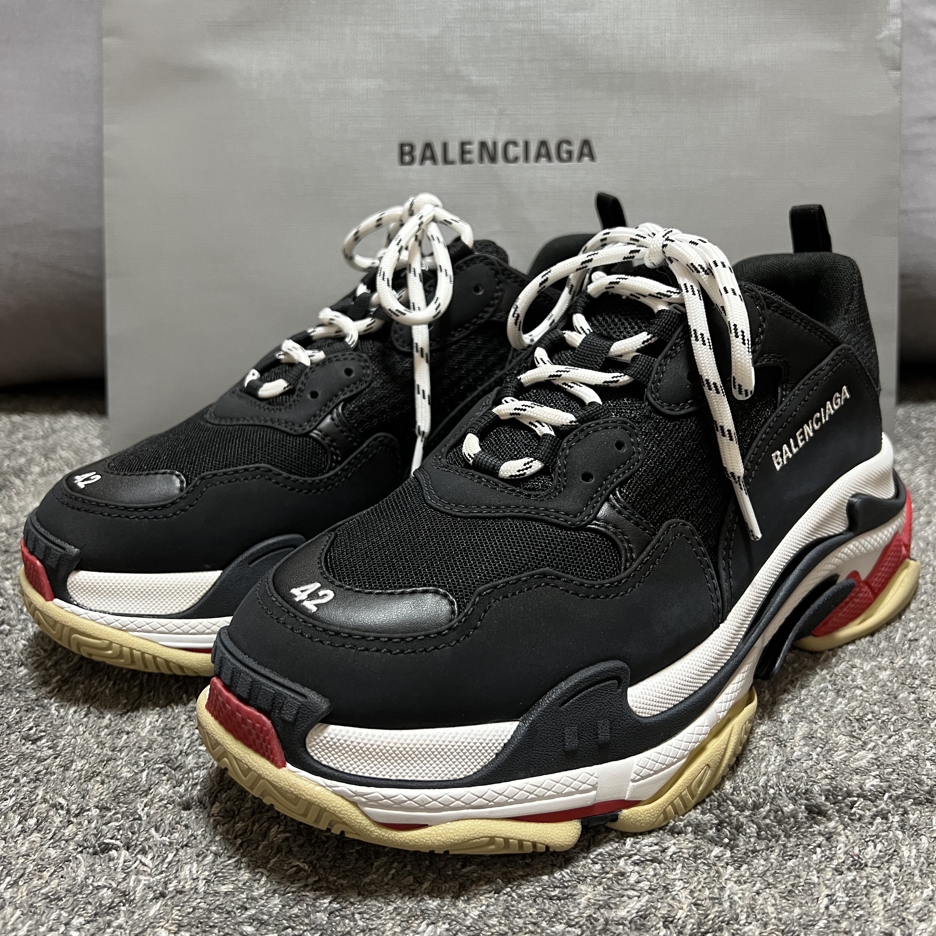 (W) Balenciaga Triple S Trainer Black White Red 착용 스타일 - 1