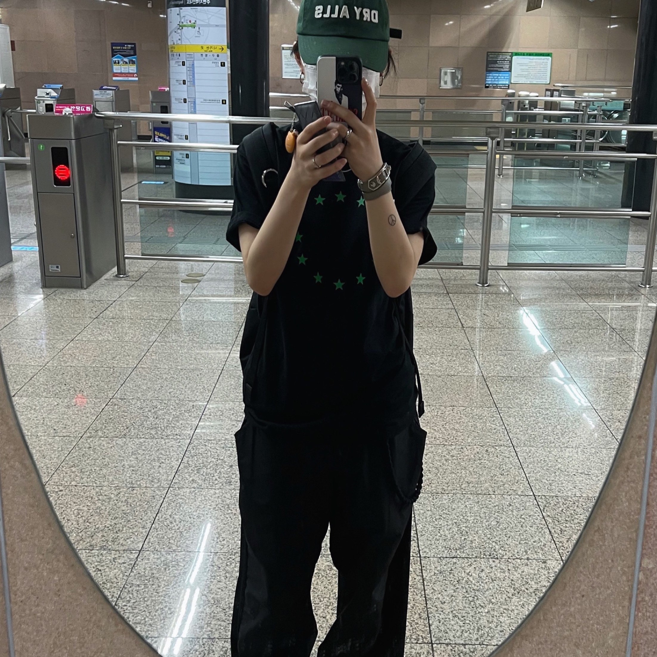Souvenir Official x Joy Denalane T-Shirt, MM6 Maison Margiela x Eastpak Mini Shoulder Bag Black 착용 스타일 - 1