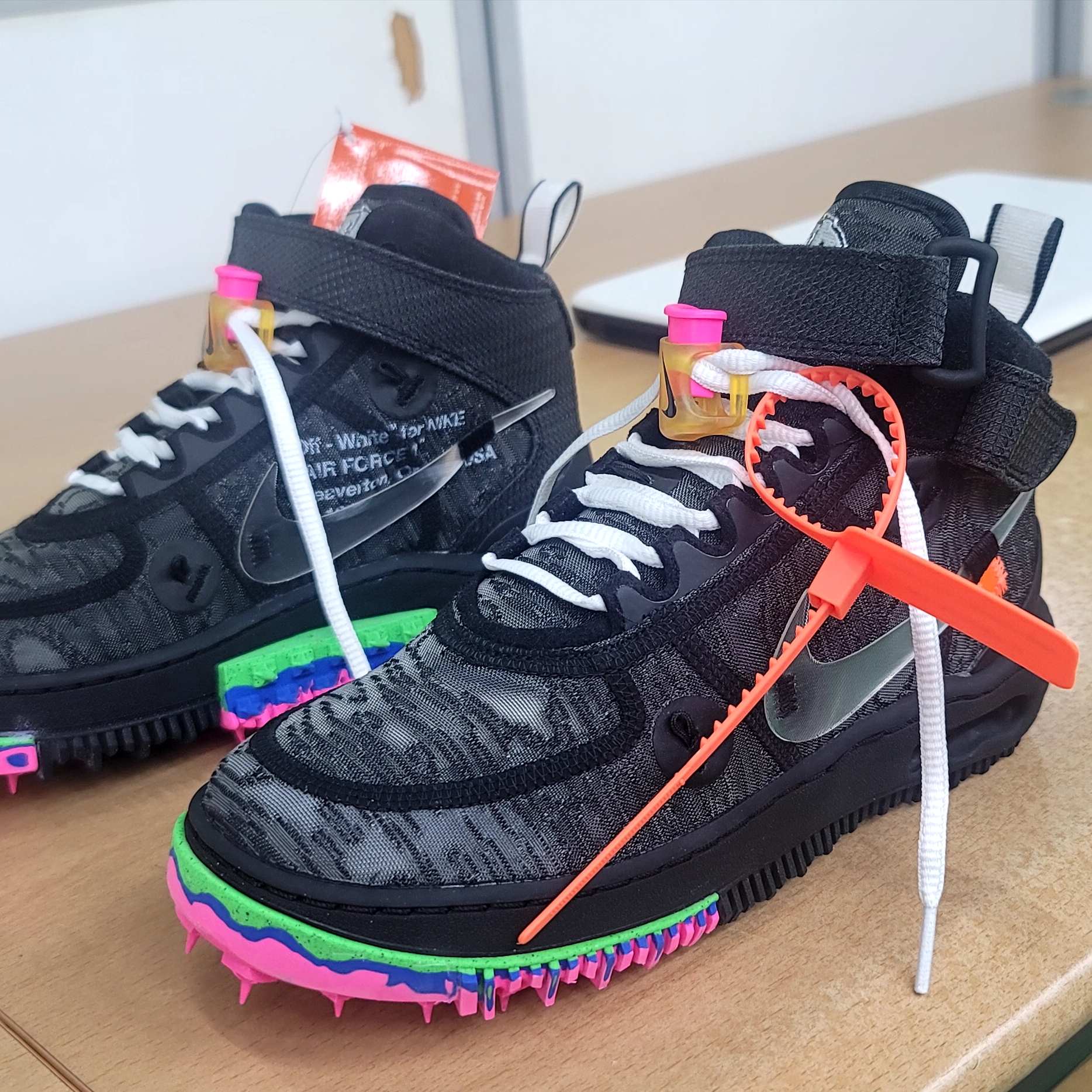 Nike x Off-White Air Force 1 Mid SP Black 착용 스타일 - 2