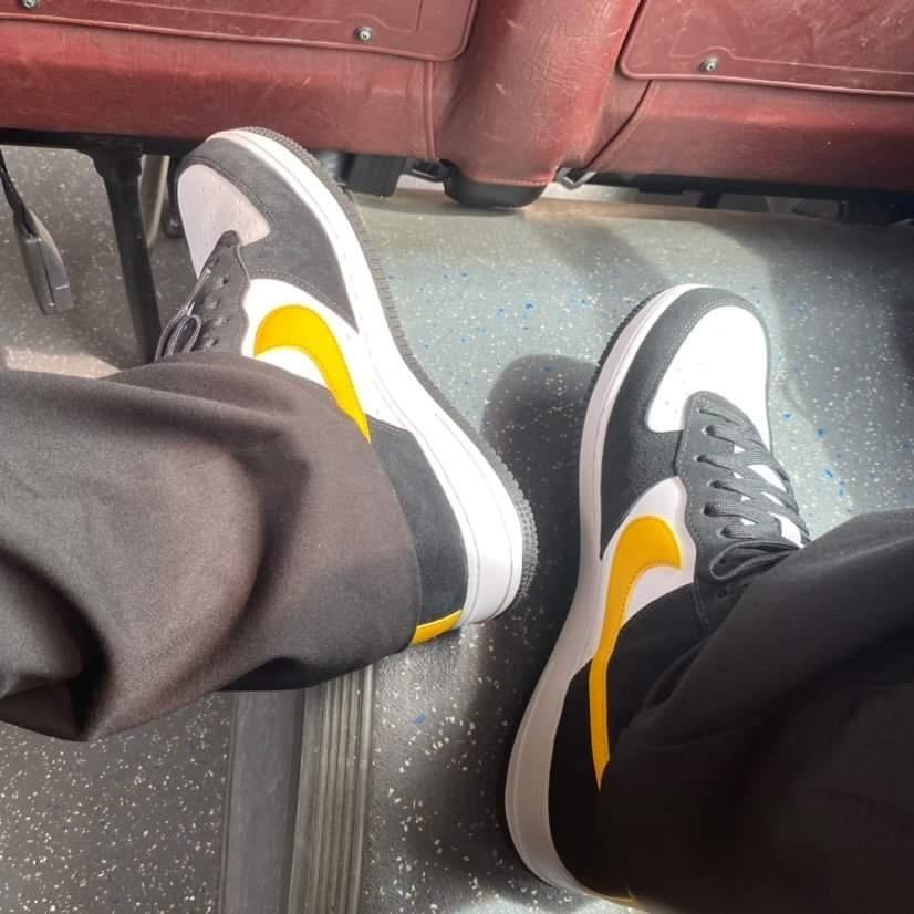 Nike Air Force 1 '07 LV8 Athletic Club Black Dark Sulfur 착용 스타일 - 2