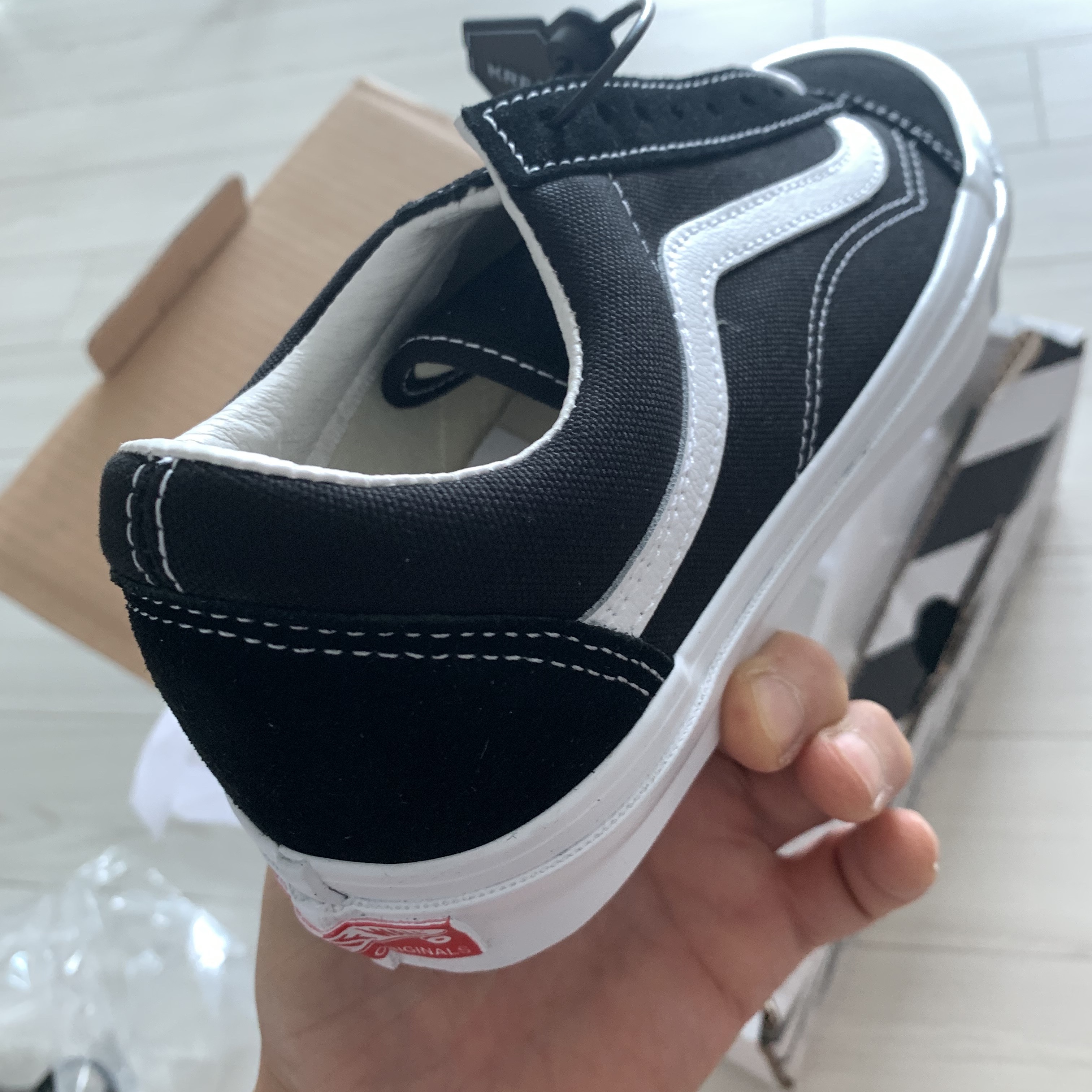 Vans Vault OG Old Skool LX Black 착용 스타일 - 2