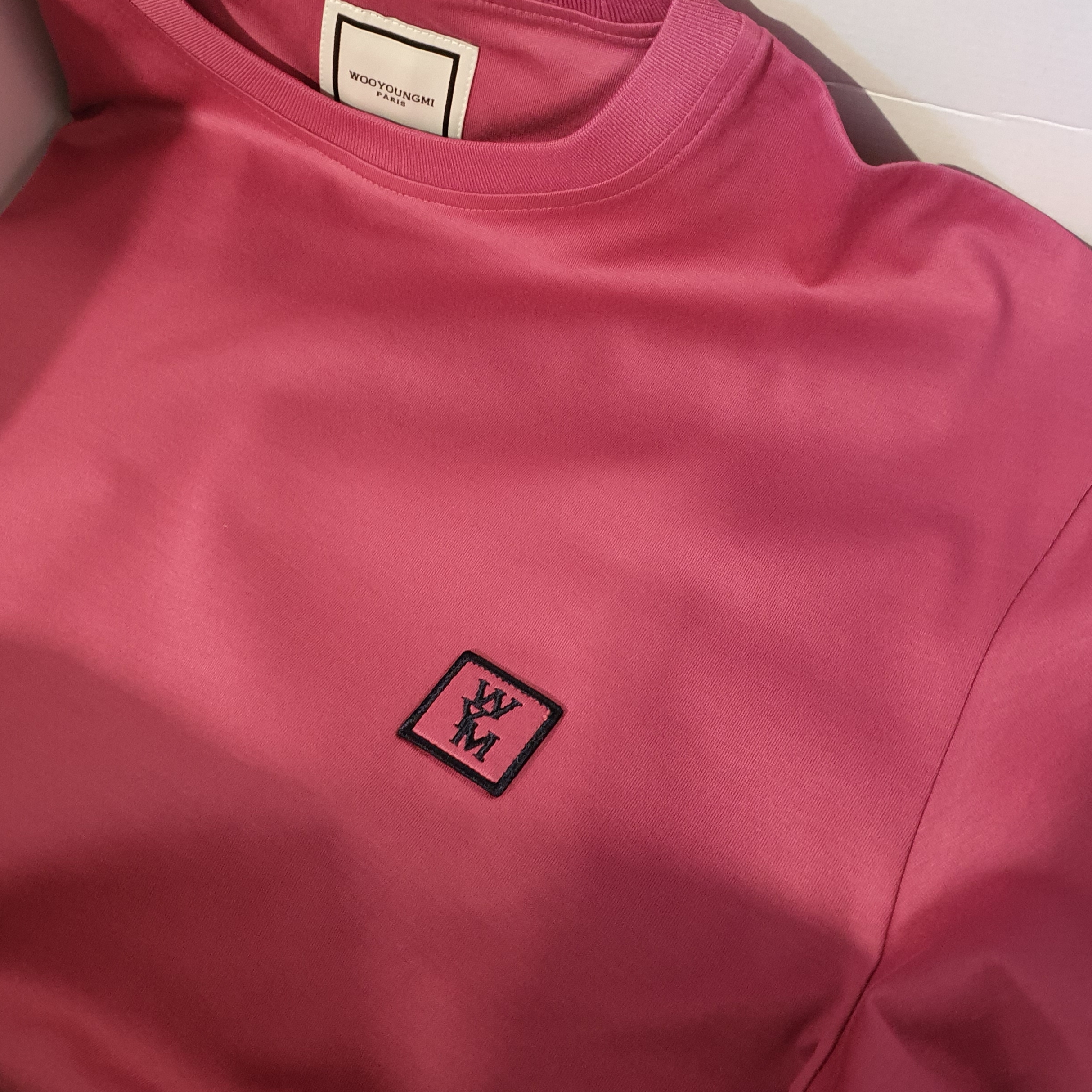 Wooyoungmi Black Back Logo T-Shirt Pink - 22FW, Wooyoungmi White Embroidered Logo Ball Cap Black 착용 스타일 - 3