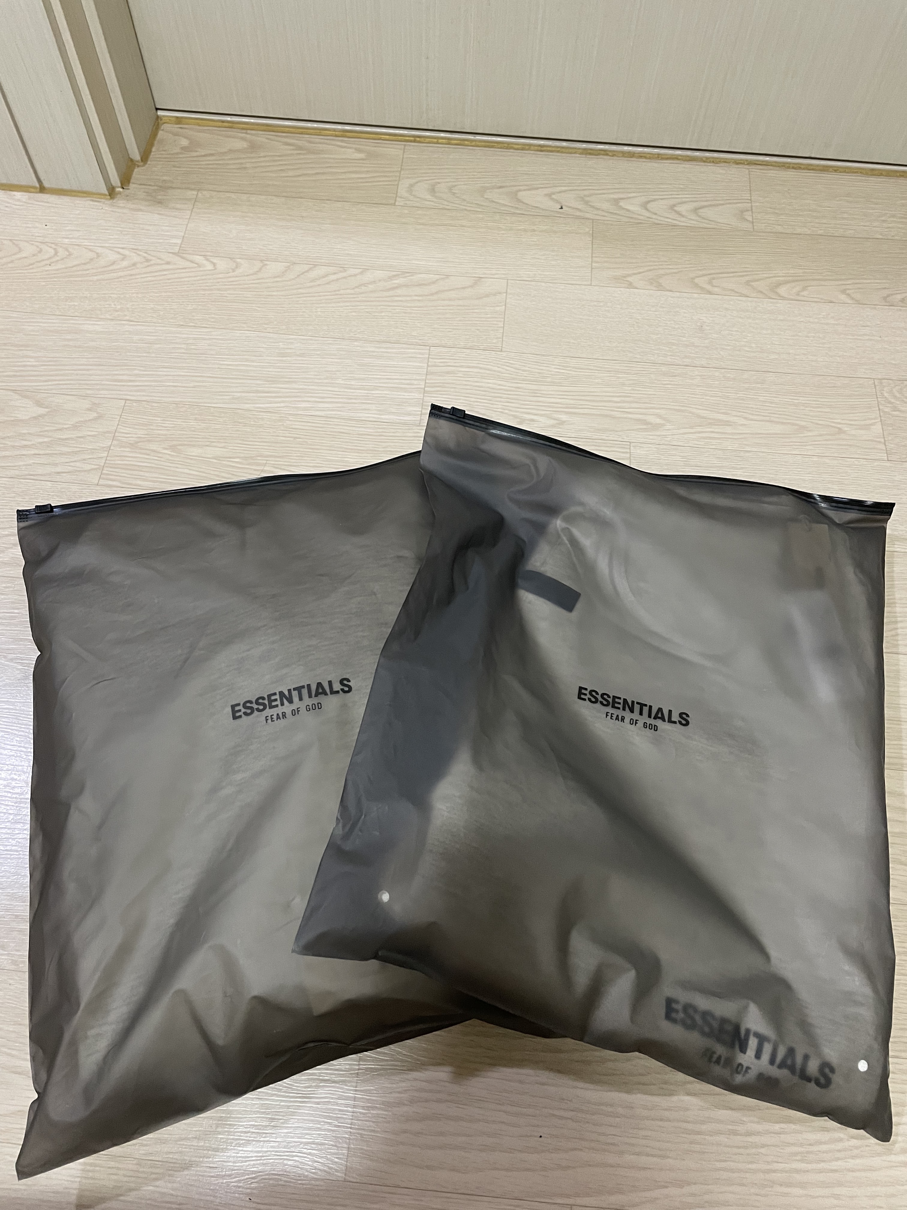 Essentials The Core Collection Hoodie Light Oatmeal 착용 스타일 - 1