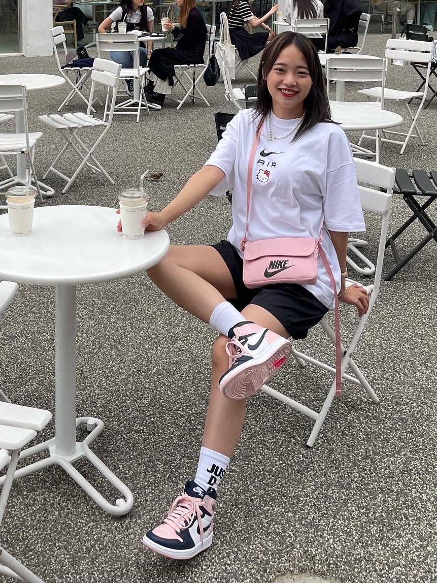 (W) Jordan 1 Retro High OG Atmosphere, (Kids) Nike Everyday Plus Socks Pink White (6 Pack/Korean Ver.) 착용 스타일 - 2